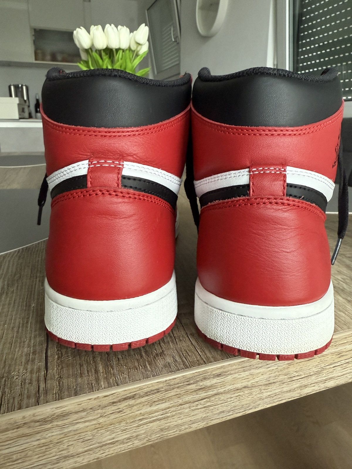Nike Nike Air Jordan 1 Chicago 2015 Size US 11 / EU 44 - 8 Thumbnail