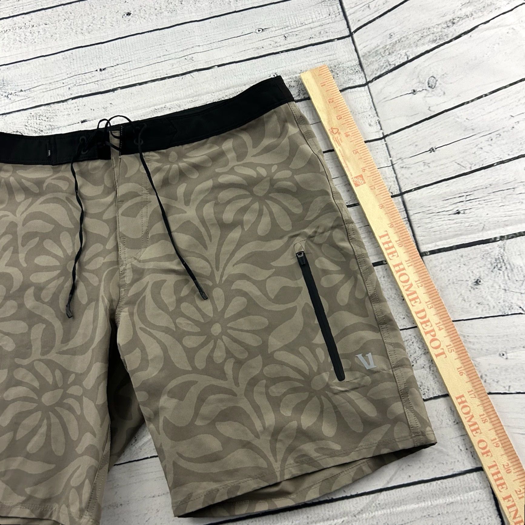 Vuori Vuori Infinity Board Shorts Floral Abstract Swim Trunks Men's 33 Khaki Beige Board Shorts Mens 33 Beige Floral Vuori Size US 33 - 2 Thumbnail