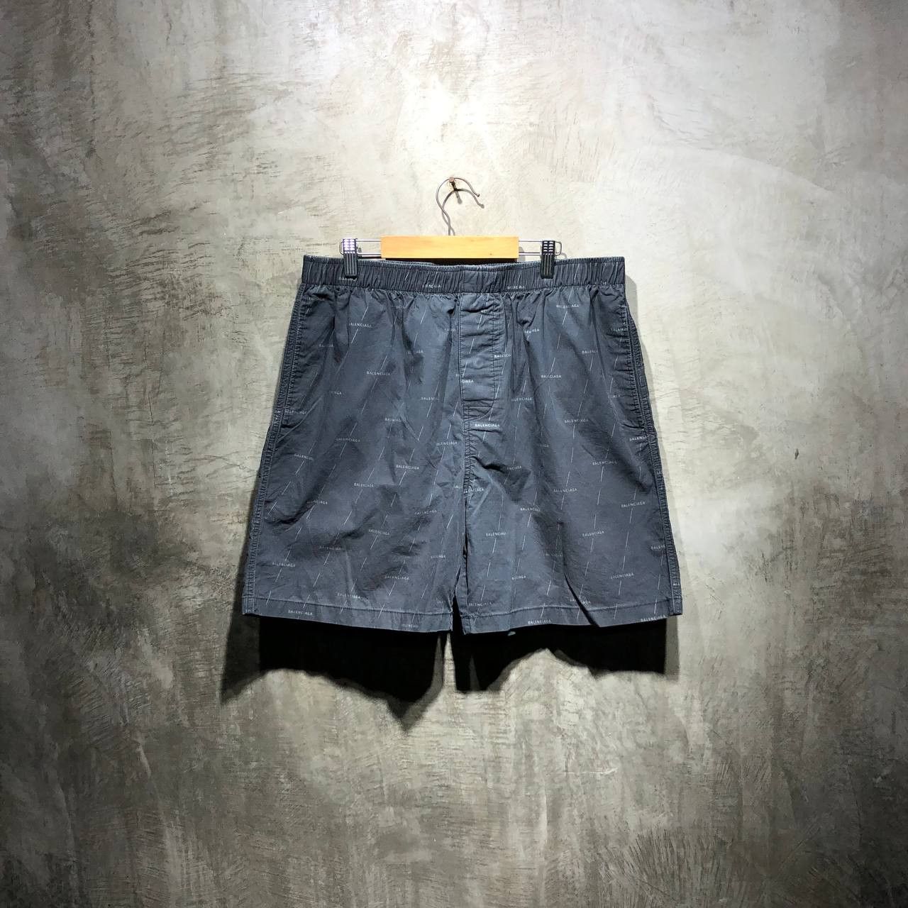 Balenciaga Balenciaga Logo Bermuda shorts Size US 33 - 1 Thumbnail