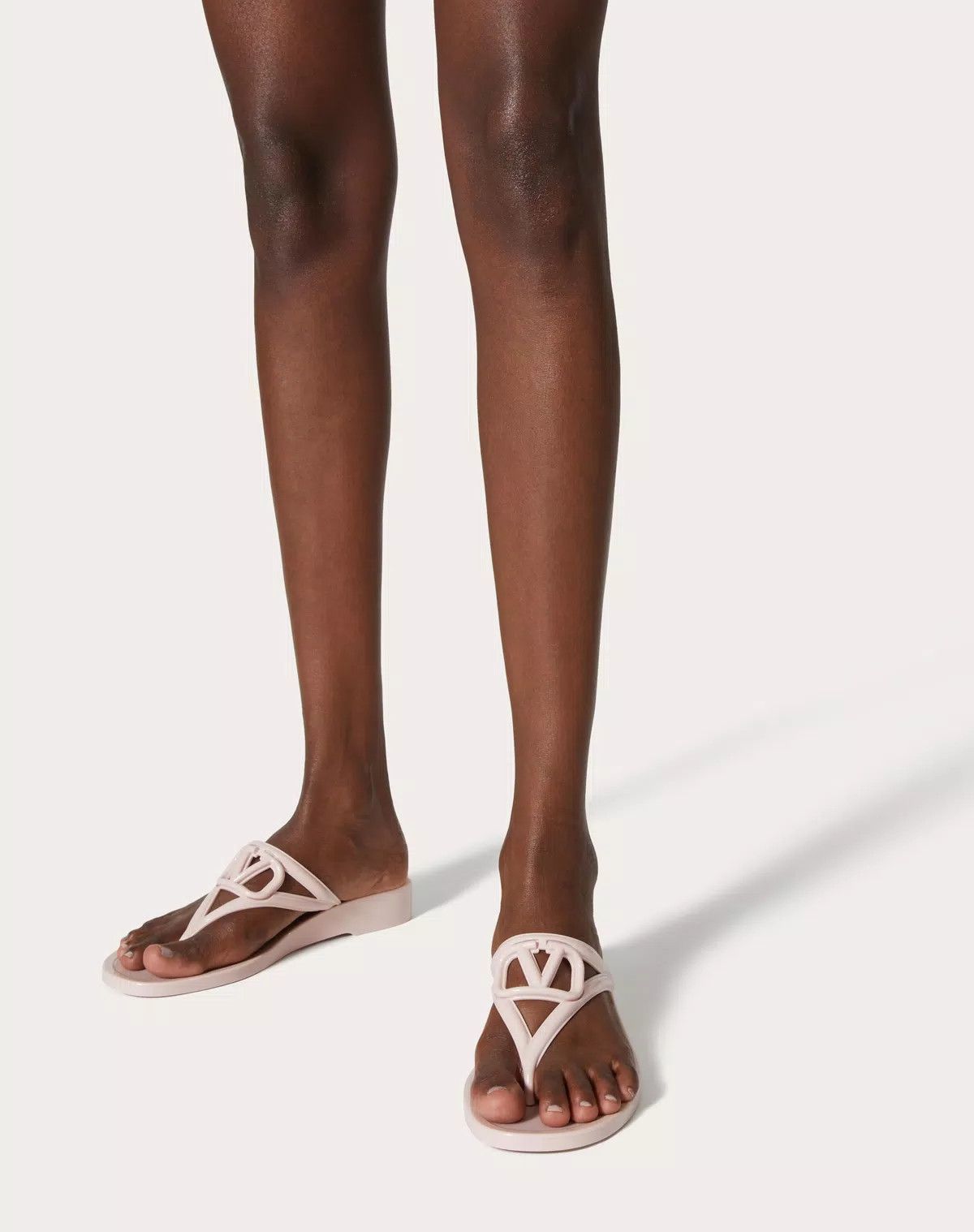 Valentino o1s1wg110625 Vlogo Signature Rubber Thong Sandal in Pink Size US 9 / IT 39 - 6 Thumbnail