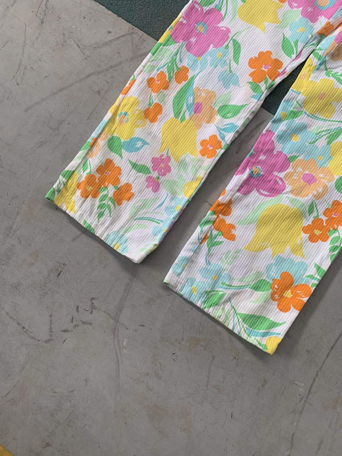 United Colors Of Benetton Floral Pants United Colors of Benetton Size 31" - 3 Thumbnail
