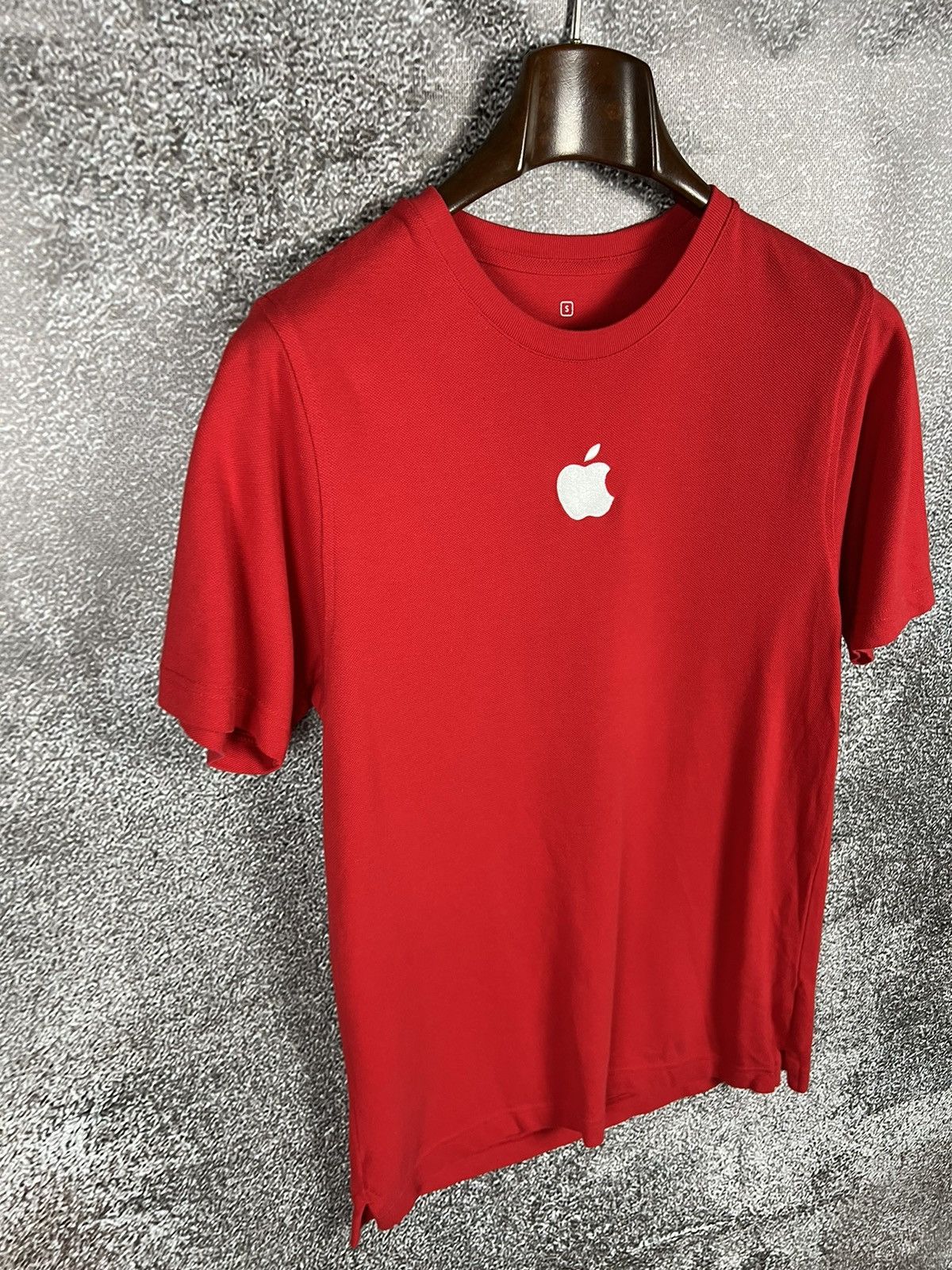 Apple 00s Apple employee embroidered logo red tee size small Size US S / EU 44-46 / 1 - 3 Thumbnail
