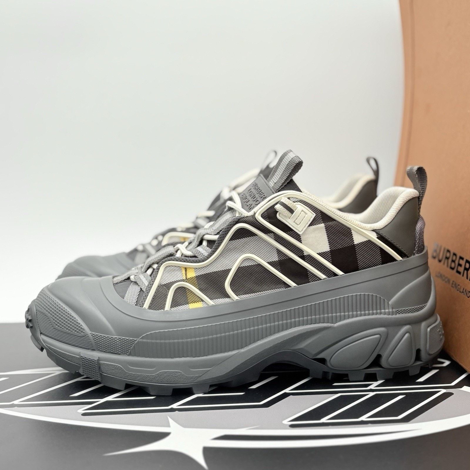 Burberry Burberry Ramsey Vintage Check ' Grey ' | SUPER CLEAN! Size US 11 / EU 44 - 1 Thumbnail
