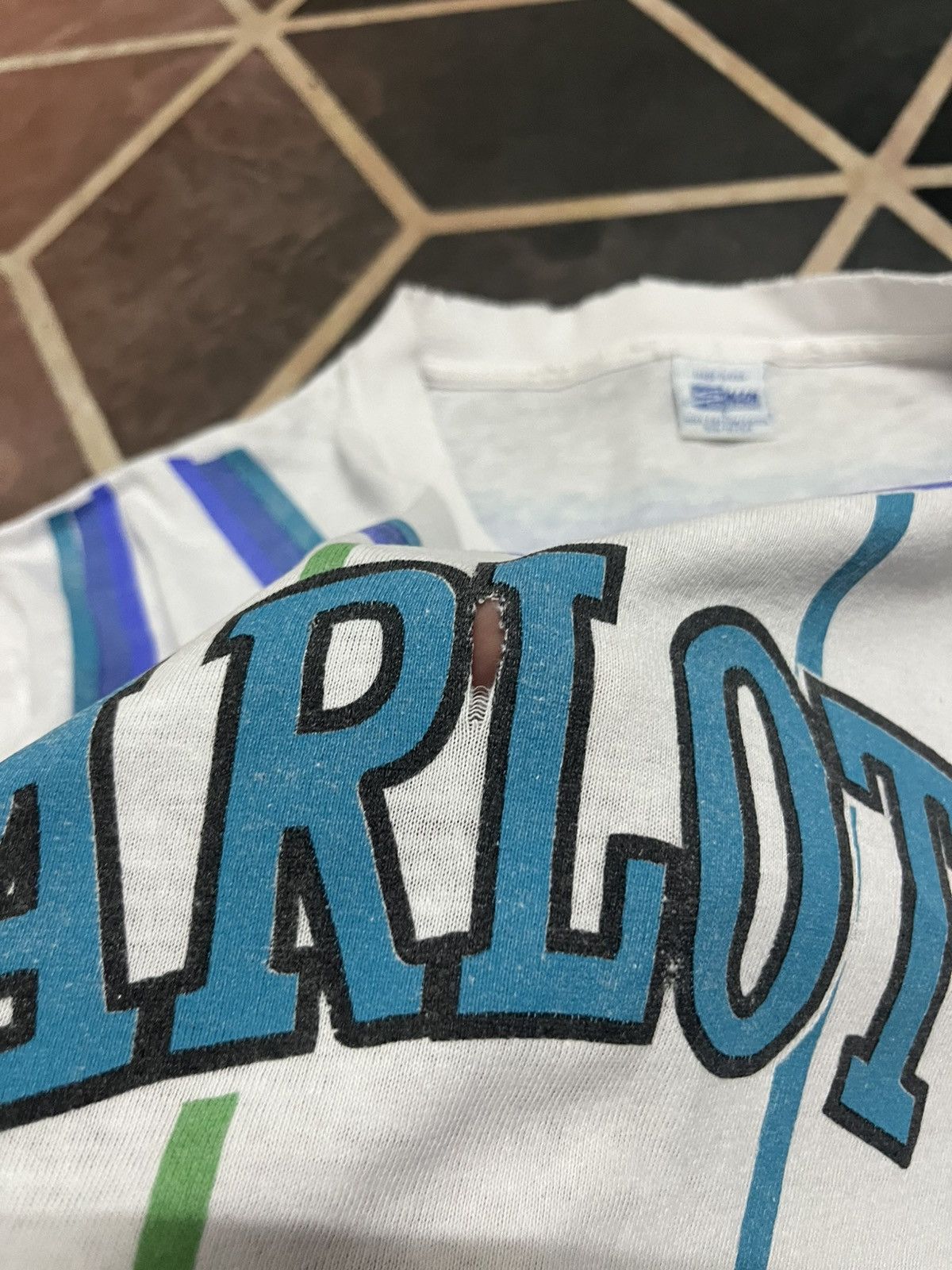 Rap Tees 💥True Vintage Trashed Distressed Charlotte Hornets NBA Tee Size US L / EU 52-54 / 3 - 11 Thumbnail