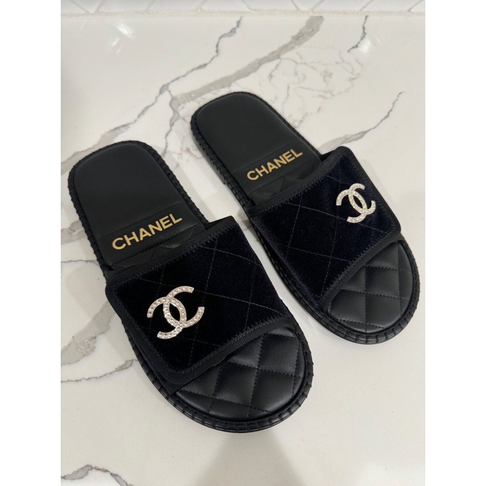 Chanel Chanel 23M Black Velvet Crystal CC Logo Hotel Mule Slide Size US 10 / IT 40 - 16 Thumbnail