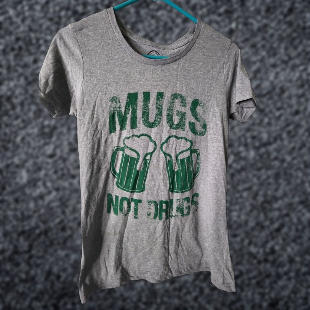 Vintage Juniors L Mugs Not Drugs Funny Irish St Patricks Day Beer T Shirt Distressed Size L / US 10 / IT 46 - 1 Thumbnail