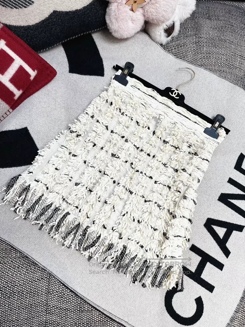 Chanel Chanel 18S waterfall series white black letter logo tweed Size 42" / US 20 - 9 Thumbnail
