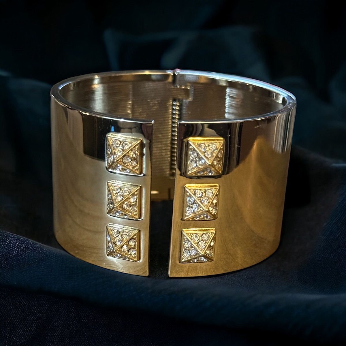 Victoria's Secret Victoria’s Secret wide gold tone hinged bracelet Size ONE SIZE - 1 Thumbnail