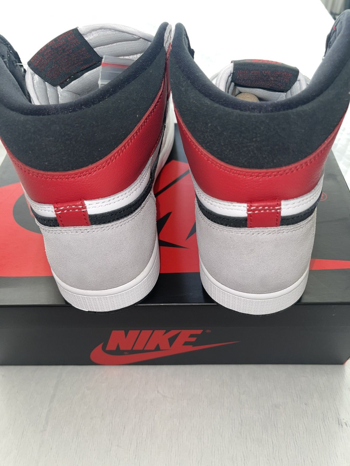 Jordan Brand DS Air Jordan 1 Retro High OG Light Smoke Grey with red lace Size US 10 / EU 43 - 6 Thumbnail