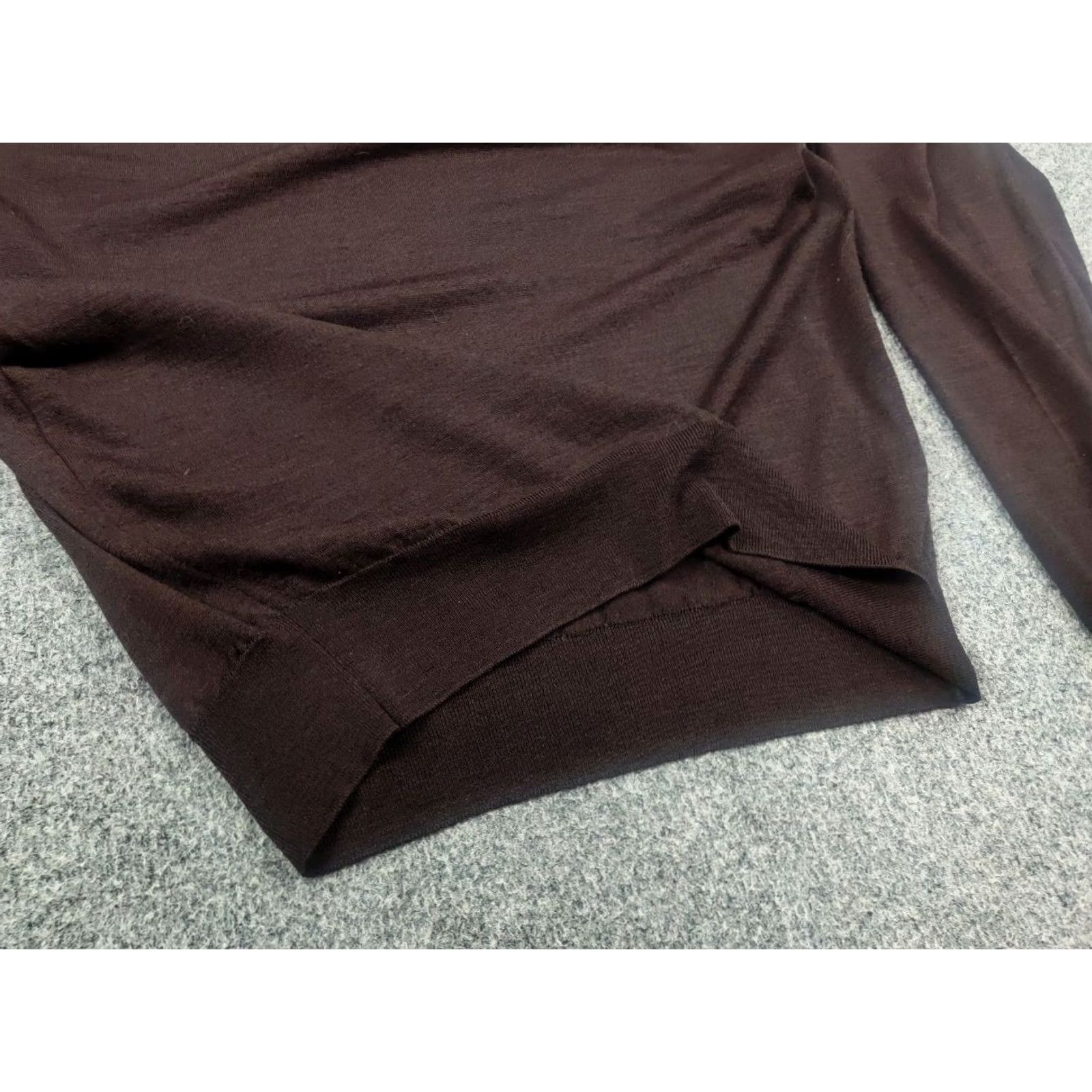 John Smedley John Smedley England Design light elastic Brown V neck wool sweater long sleeve Shirt Mens L Brown Wool V-Neck Pullover 70 cm 72 cm 38 cm 55 cm - - Size US L / EU 52-54 / 3 - 4 Thumbnail