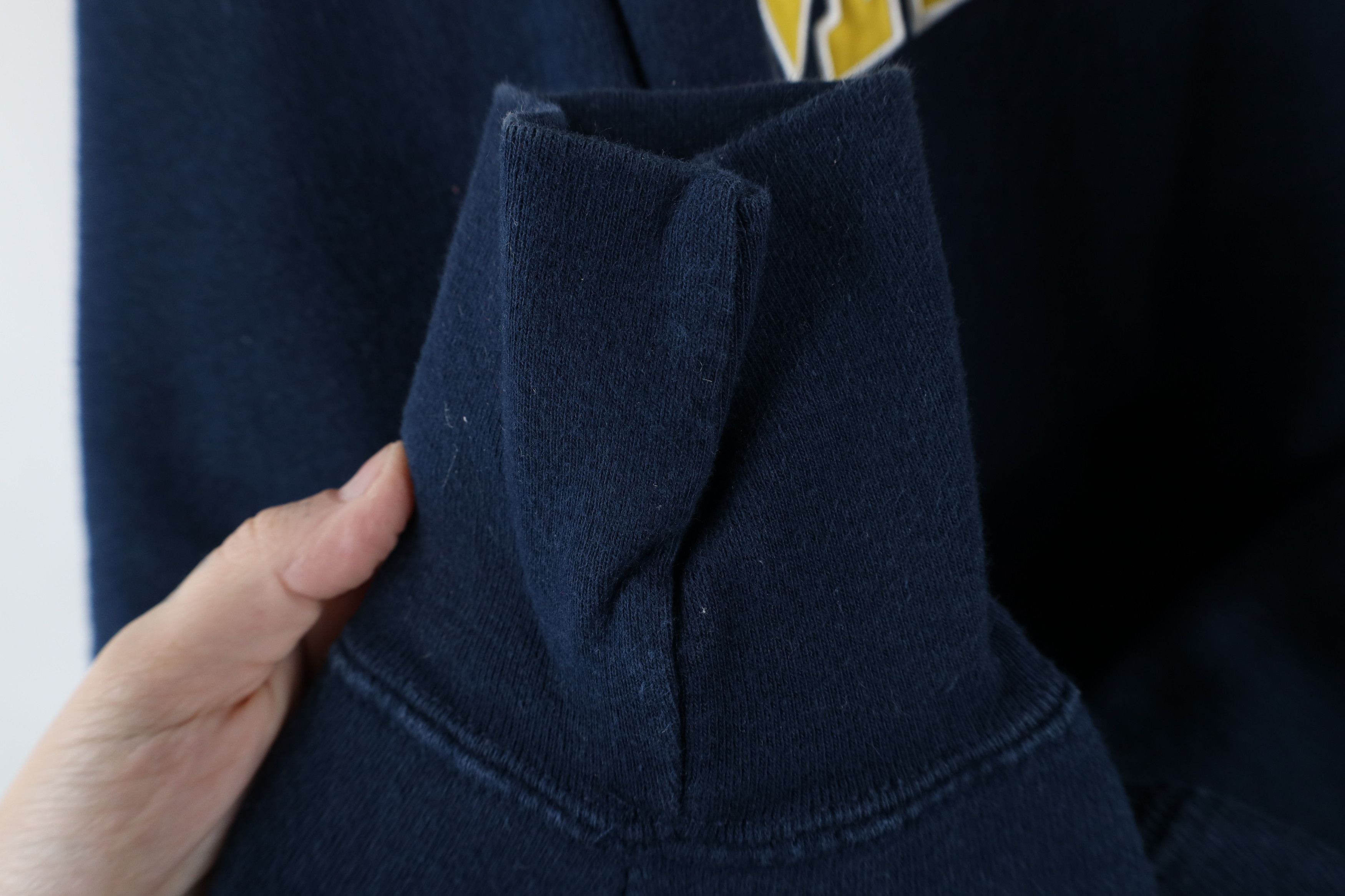 Vintage Vintage 90s Faded University of Michigan Crewneck Sweatshirt Size US L / EU 52-54 / 3 - 6 Thumbnail