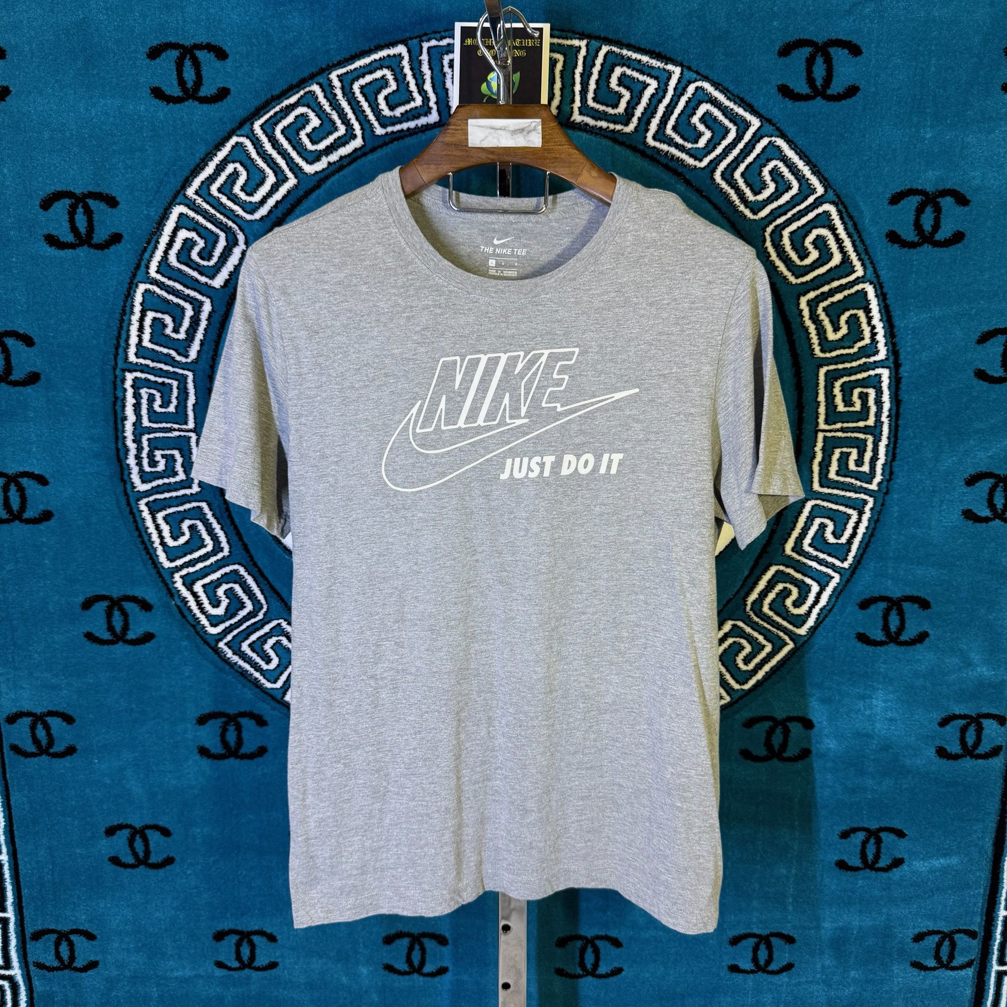 Nike THE NIKE ICONA GRAPHICA MOTIF SHIRT Size US L / EU 52-54 / 3 - 1 Preview