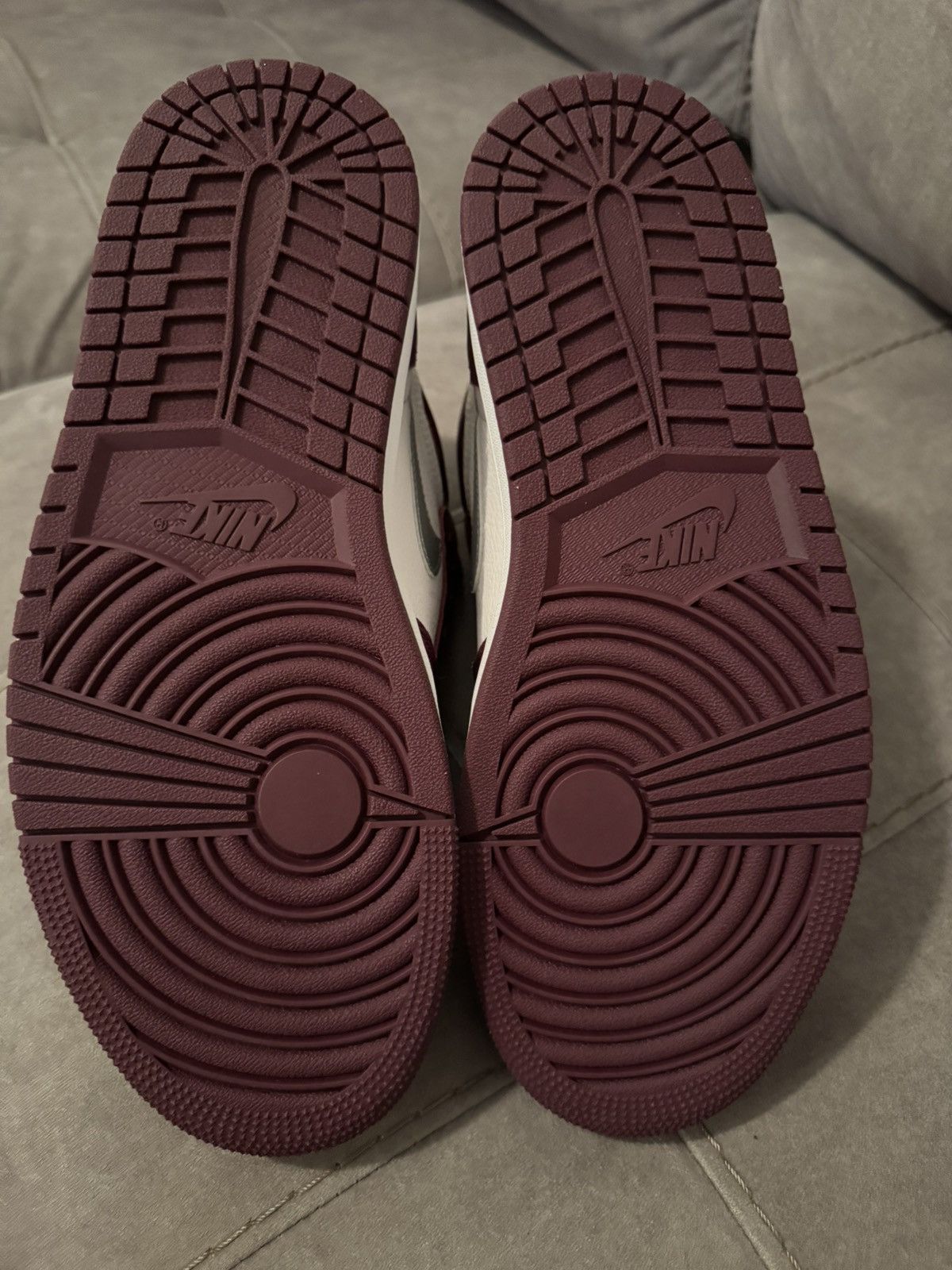 Nike NIKE AIR JORDAN 1 555088-611 “BORDEAUX. US9 new no box condi Size US 9 / EU 42 - 4 Thumbnail