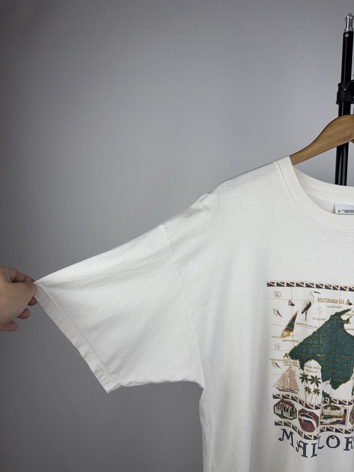 Vintage Vintage 90s ART Mallorca Tourist Graphic Travel Map Tee Size US XL / EU 56 / 4 - 5 Thumbnail