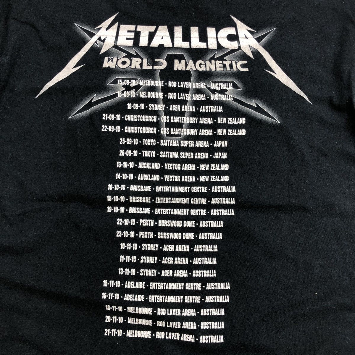 Band Tees × Metallica × Vintage Vintage 2000s Metallica "World Magical Tour" Band Tee Size US M / EU 48-50 / 2 - 7 Thumbnail