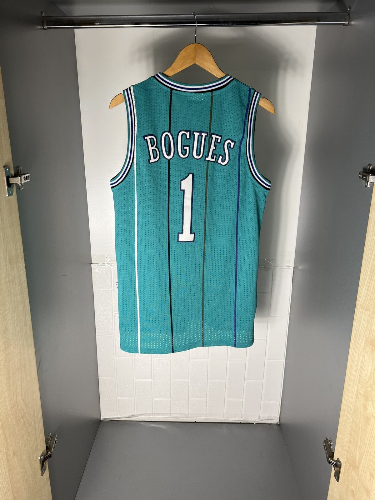 Adidas VINTAGE ADIDAS ORIGINAL CHARLOTTE NBA RETRO JERSEY Y2K 90s Size US S / EU 44-46 / 1 - 23 Thumbnail