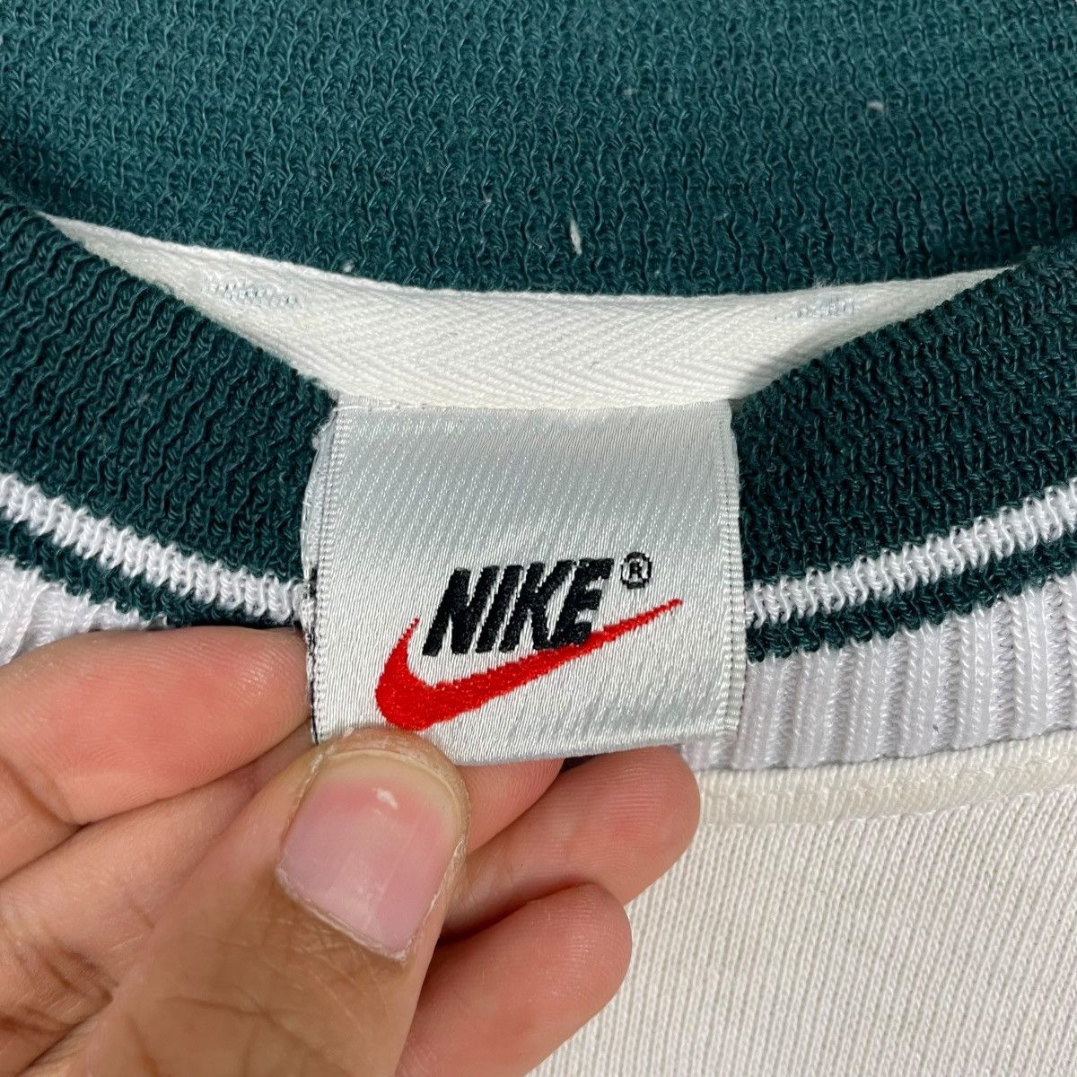 Nike Vintage Nike Swoosh Small Logo Sweater Size US L / EU 52-54 / 3 - 11 Thumbnail