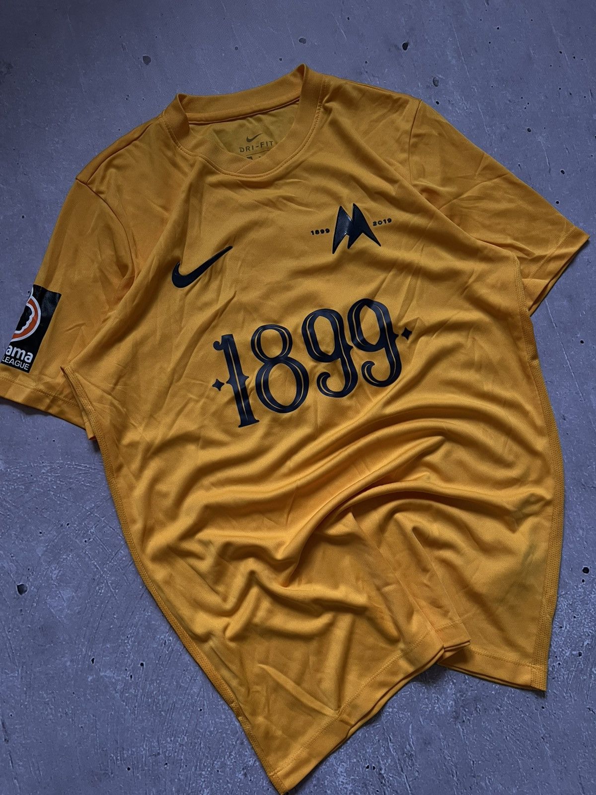 Nike Torquay United 2019-20 Nike t-shirt football jersey sz M #8 Size US M / EU 48-50 / 2 - 1 Thumbnail