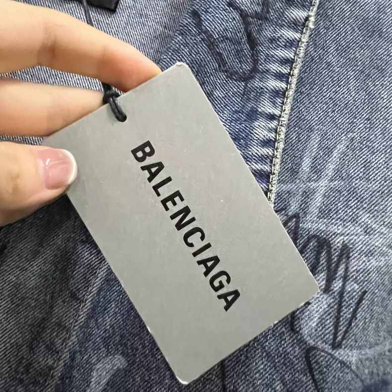 Balenciaga Balenciaga Graffiti letter denim jacket Size US L / EU 52-54 / 3 - 5 Thumbnail