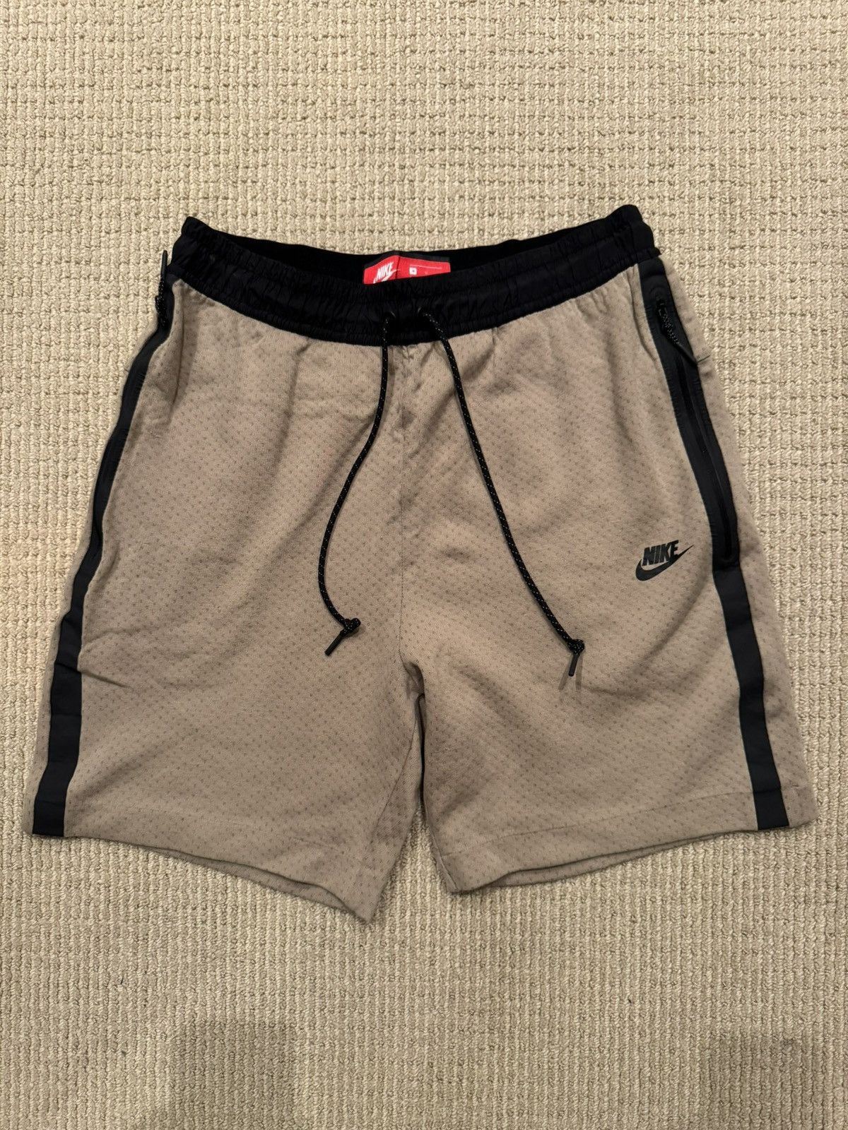 Nike Nike Shorts with Zipper Pockets Size US 32 / EU 48 - 1 Thumbnail
