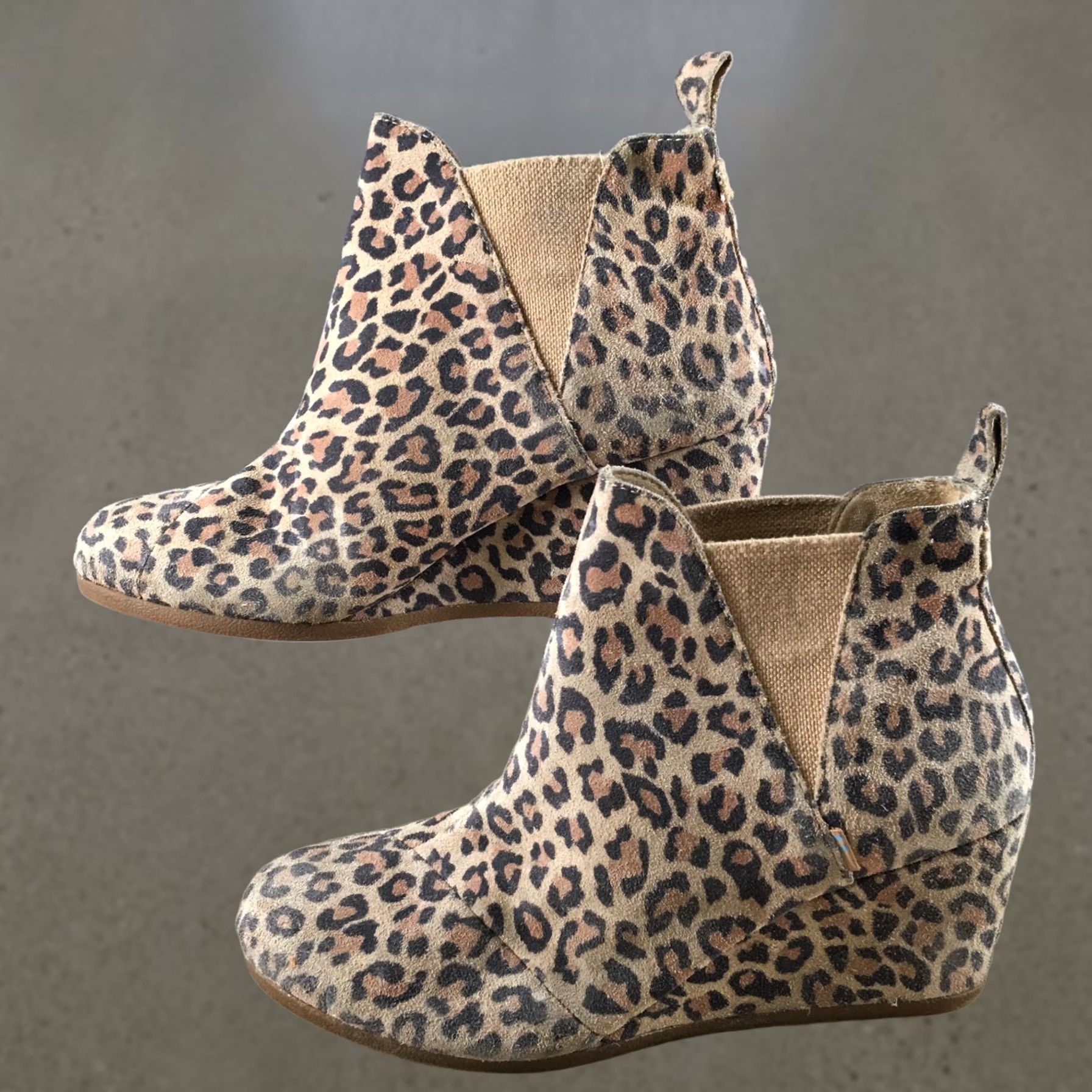 Toms TOMS Boots Women’s Kelsey Ankle Desert Booties Wedge Beige Leather Suede Leather Beige Boots Women’s 10 Mid Heel Casual Vintage No Size US 10 / IT 40 - 1 Thumbnail