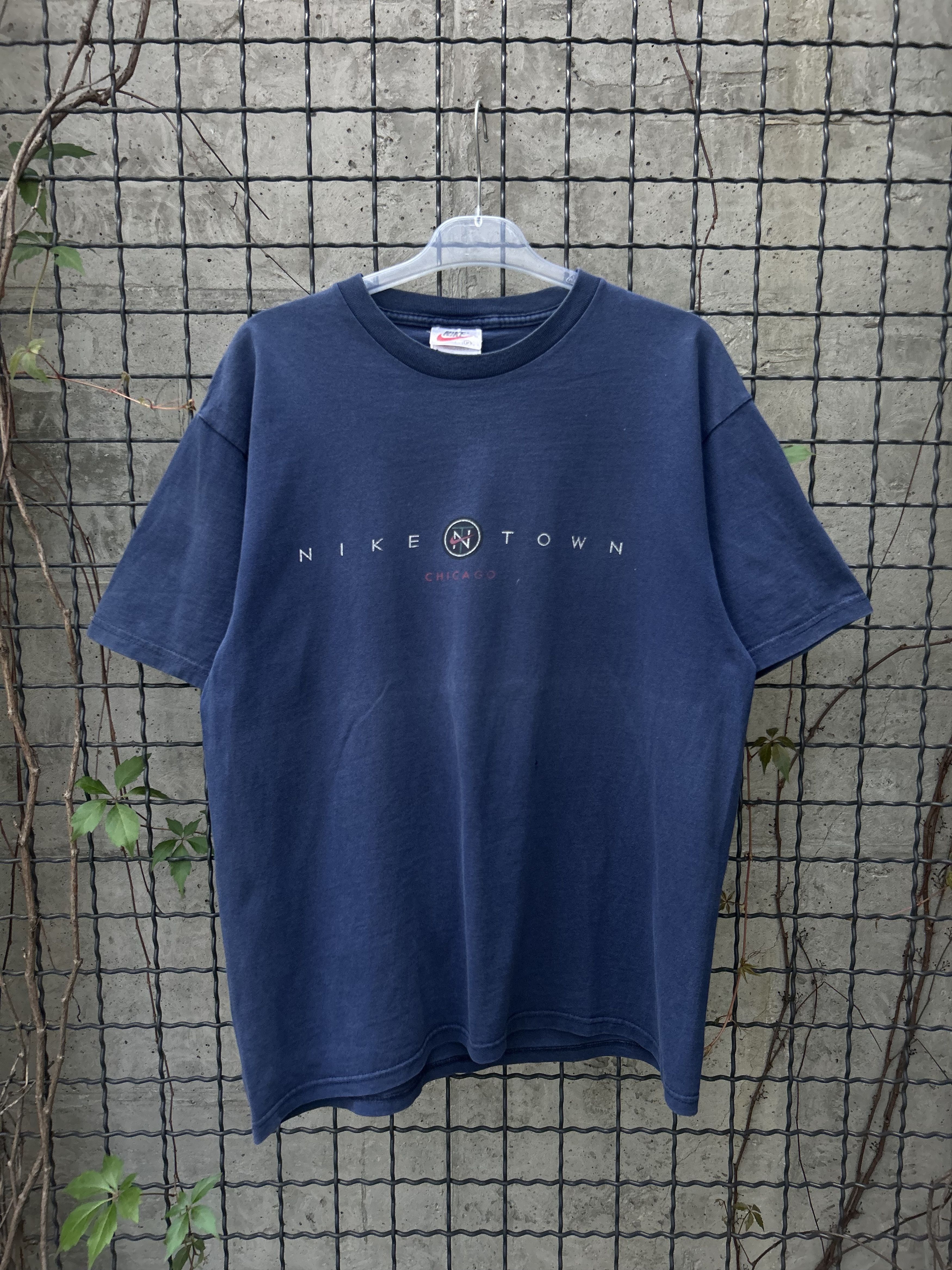 Nike Vintage 90s Nike Town Chicago Streetwear T-shirt Size US M / EU 48-50 / 2 - 1 Thumbnail