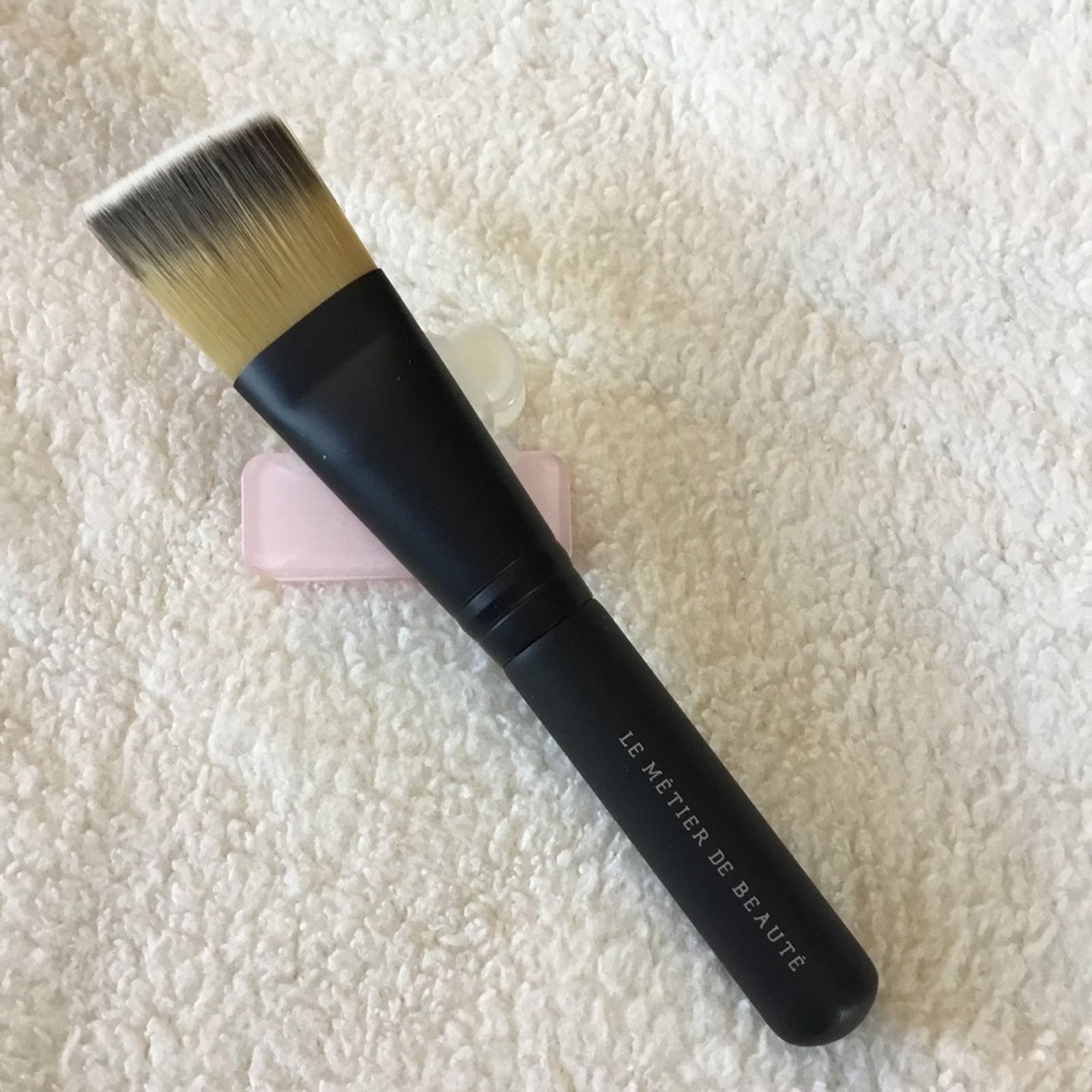 Other Le Métier de Beauté Flat Angled Foundation Brush Size ONE SIZE - 2 Thumbnail
