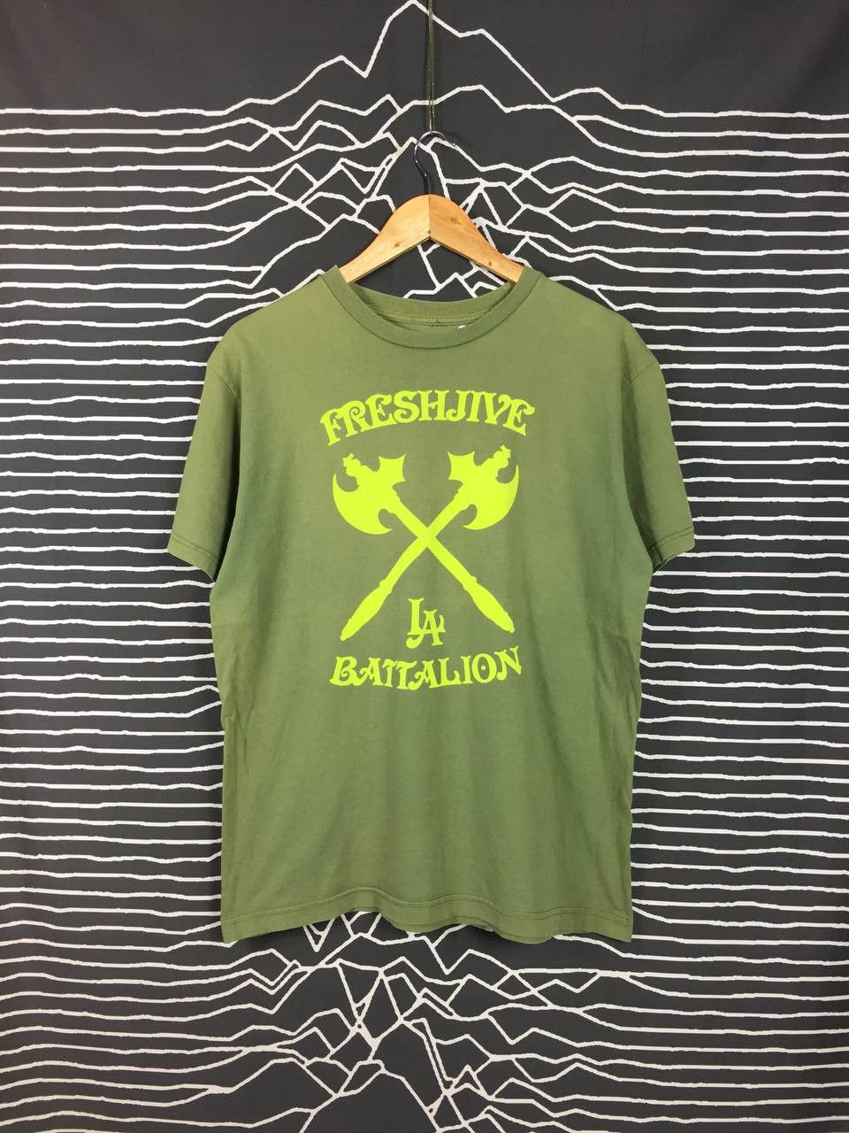 Freshjive Vtg Freshjive La Battalion Spell Out Logo Streetwear Tee Size US L / EU 52-54 / 3 - 1 Thumbnail