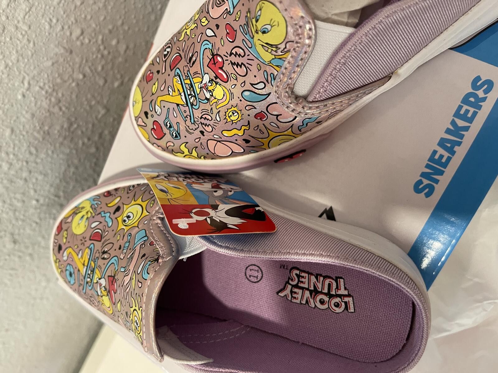 Other Looney Tunes Girls' Slip-On Sneakers Size 11 Size US 11 / IT 41 - 4 Thumbnail