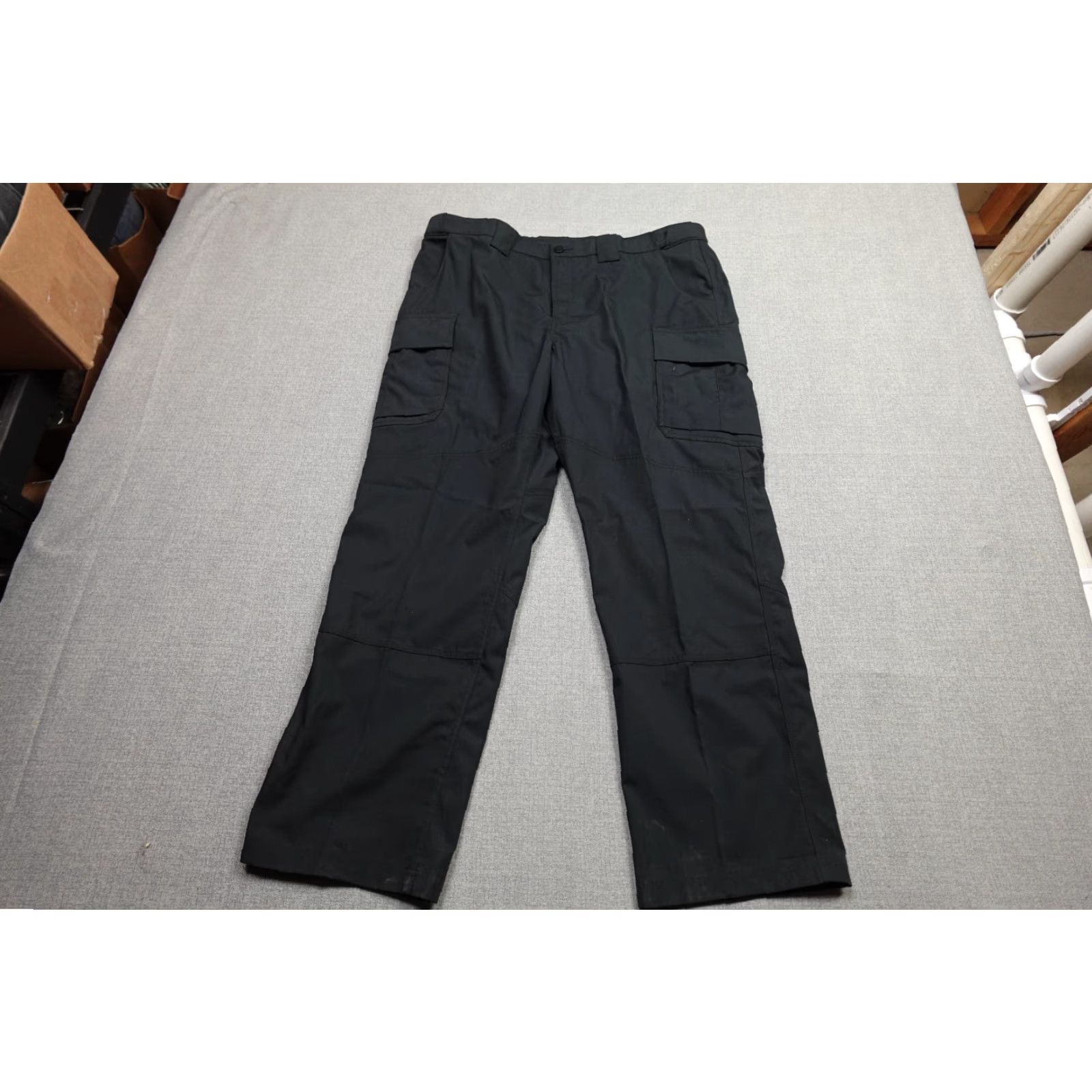Under Armour Under Armour Pants Mens 42x32 Black Cargo Straight 5-Pocket Relaxed NWT Size US 42 / EU 58 - 2 Thumbnail