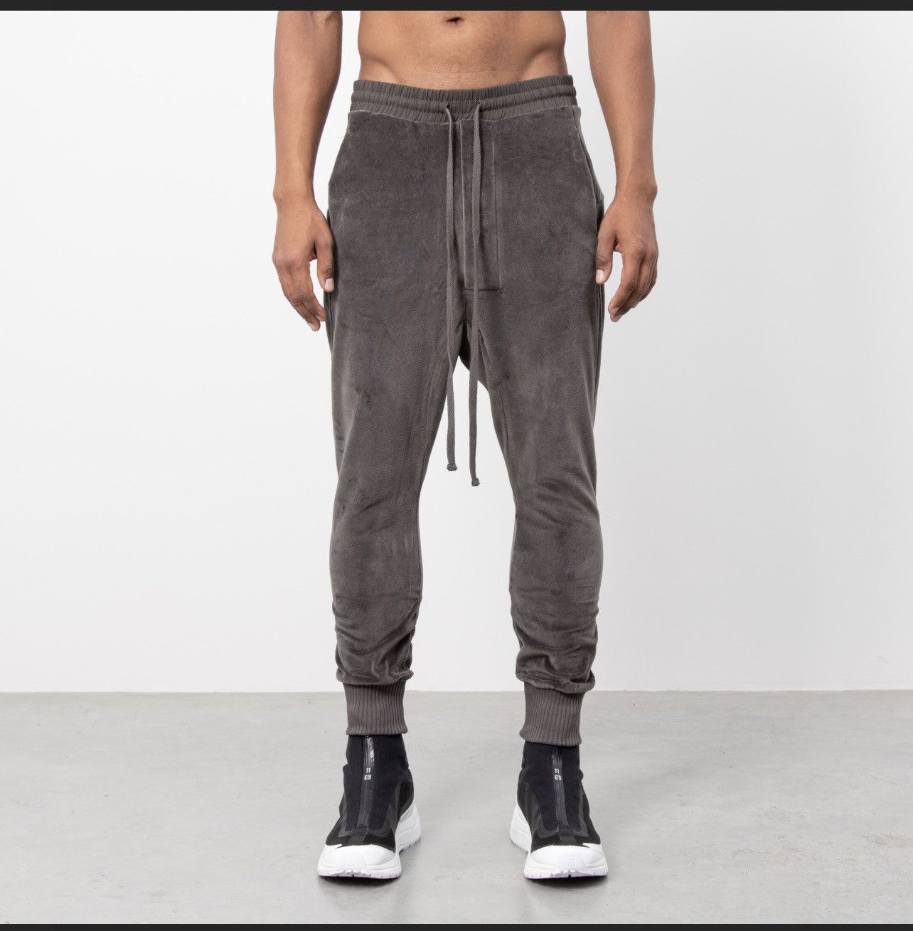 Thom Krom Thom Krom Velvet Drop Crotch Sweatpants in Taupe Size US 31 - 3 Thumbnail