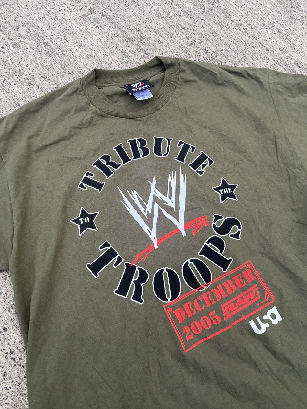 WWE Vintage WWE tribute to the troops 2005 t shirt Size US L / EU 52-54 / 3 - 2 Thumbnail