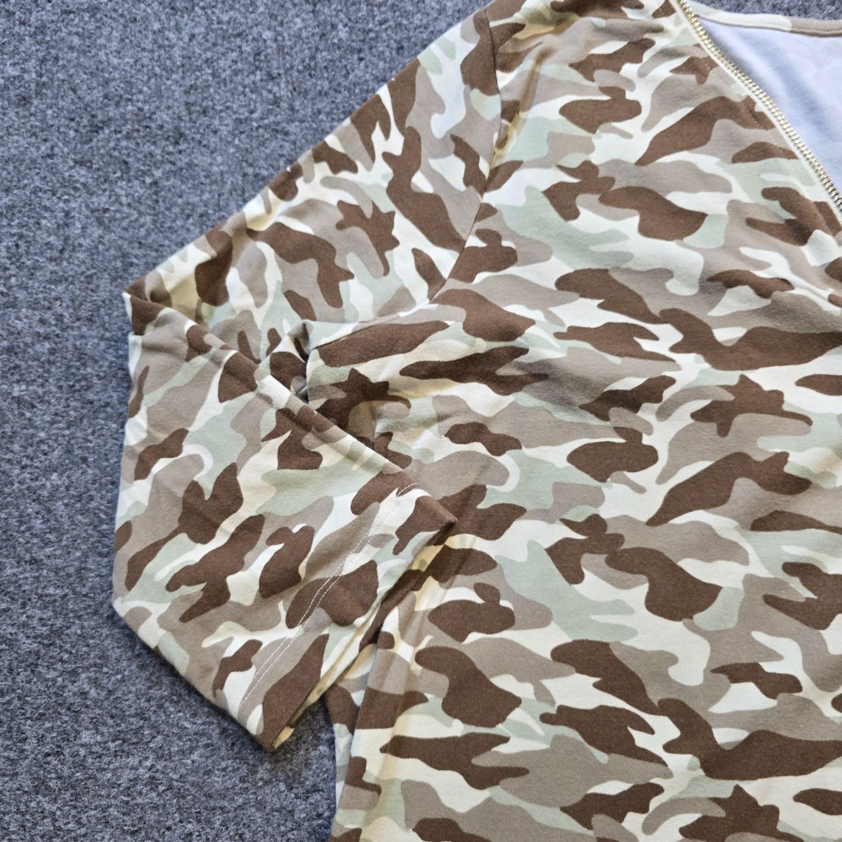 Vintage Belle Kim Gravel Top Women Large Green Brown Camo Stretchy Shirt V Neck Capsule Shirt Green Women L Camouflage V-Neck Zipper Size L / US 10 / IT 46 - 4 Thumbnail