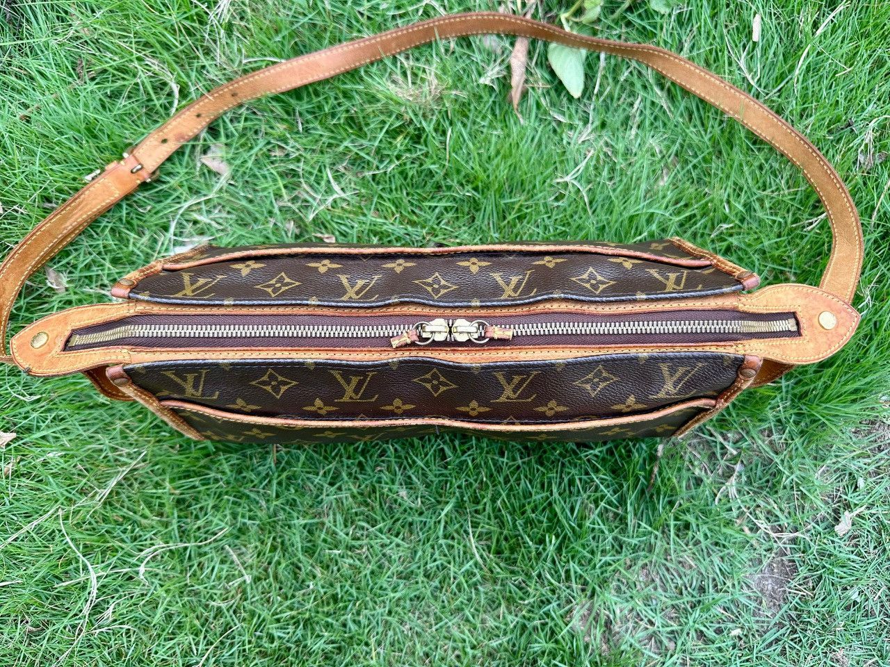 Louis Vuitton Authentic Louis Vuitton Monogram Popincourt Shoulder Bag Size ONE SIZE - 3 Thumbnail
