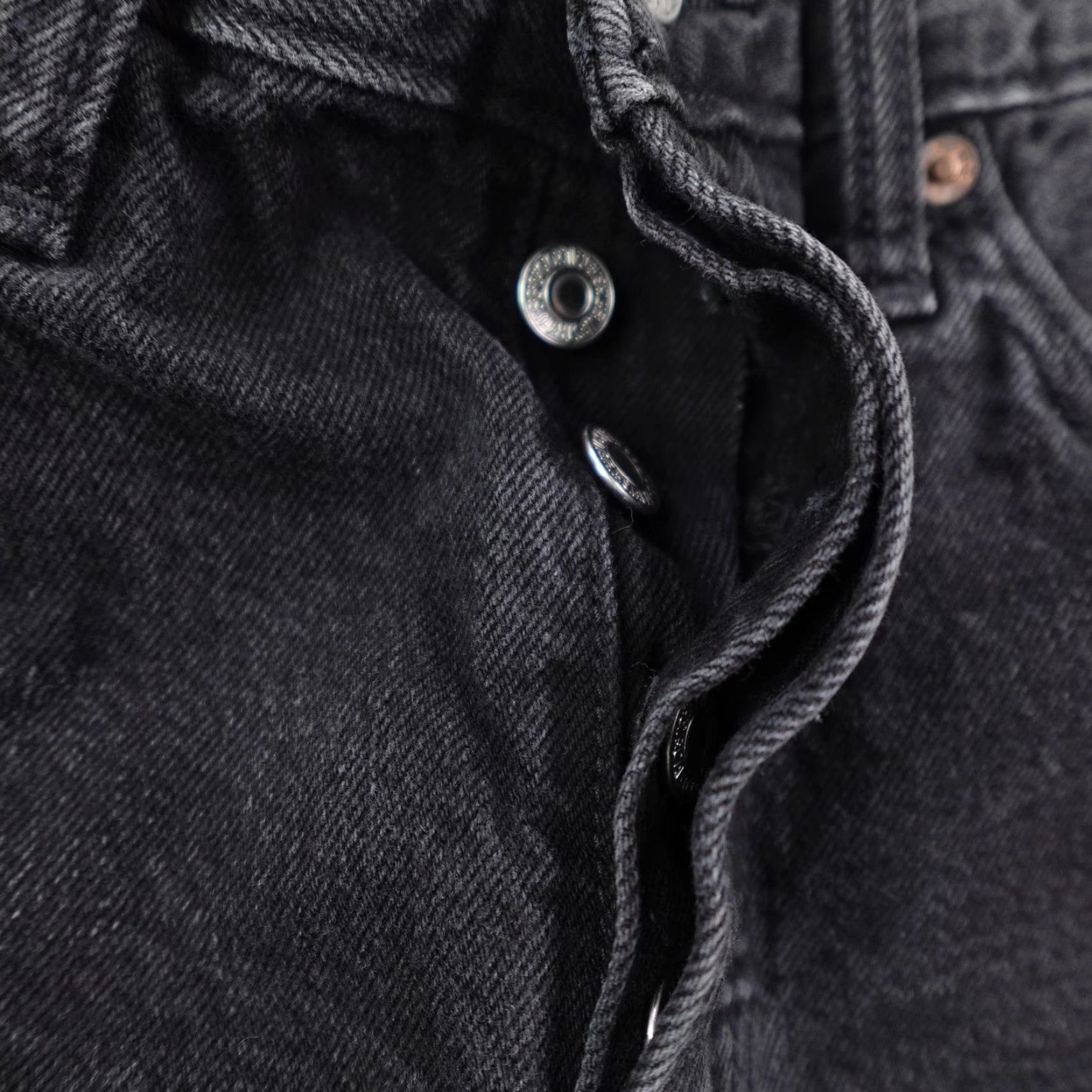 Levi's Levis Shorts Womens 27 Black Denim 501 Button Fly Cutoff Frayed Distressed Mini Size 27" / US 4 / IT 40 - 3 Thumbnail