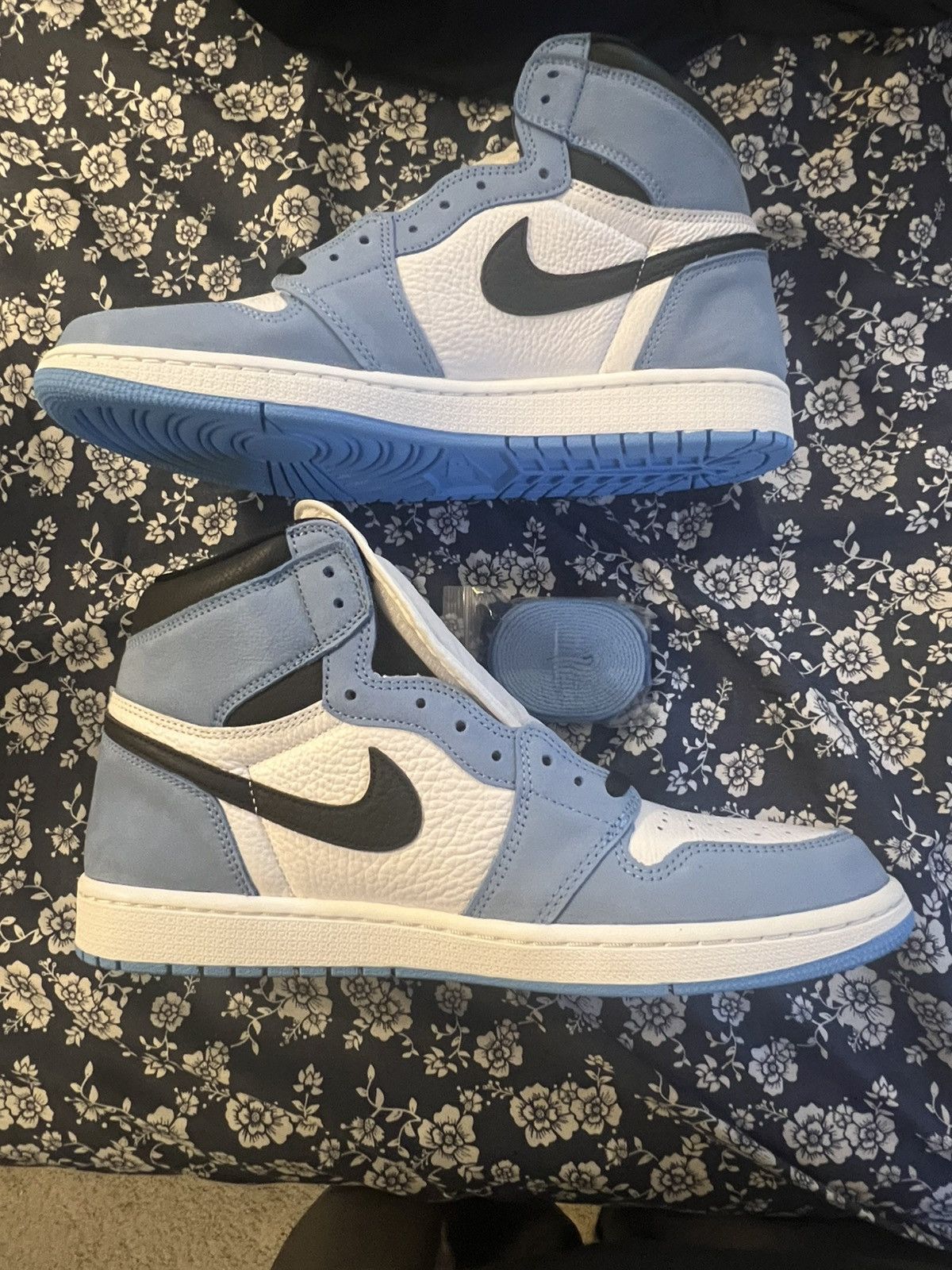Nike Jordan 1 Retro High OG University Blue Size US 11.5 / EU 44-45 - 2 Thumbnail