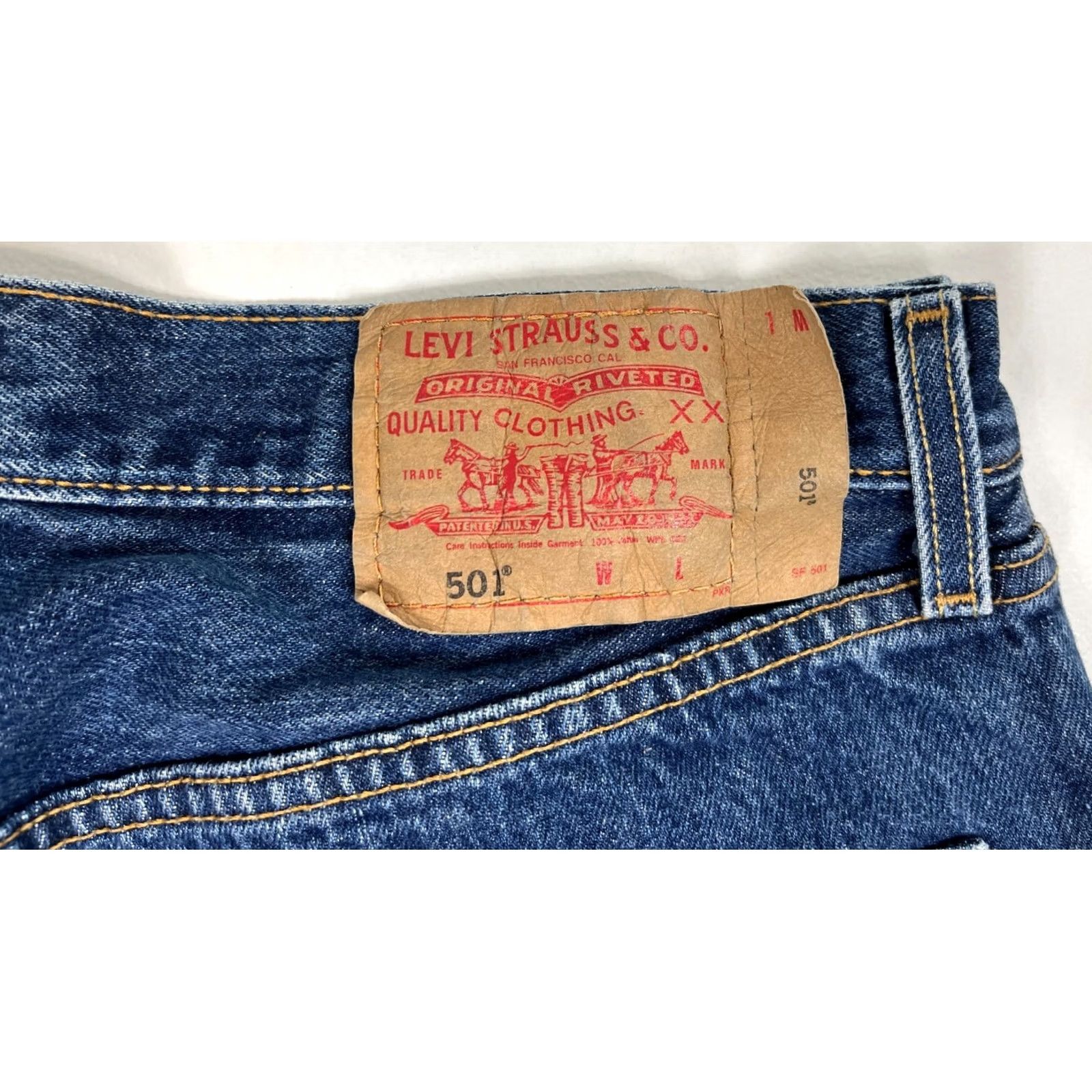 Levi's VINTAGE Levi's 501 Jeans Men's Medium Wash 33x30 90s Blue Denim Straight 5-Pocket Mens Size US 33 - 6 Thumbnail