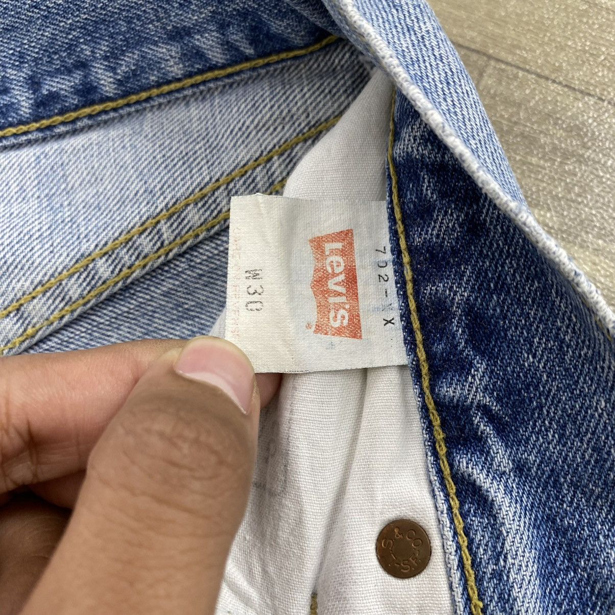 Levi's Vintage Clothing 🇯🇵 1990s Vintage Levis 702xx Selvedge Buckle Back Faded Jeans Size US 30 / EU 46 - 8 Thumbnail