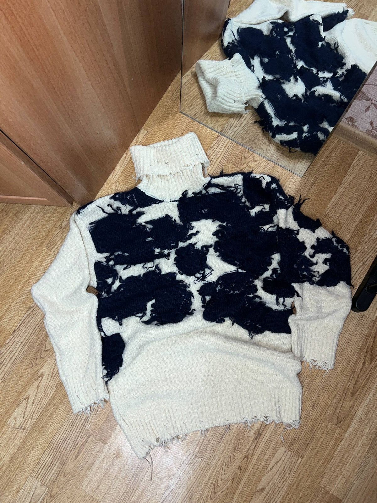 Off-White Off White Moo Turtleneck Sweater Beige Blue Patch Detail Size M / US 6-8 / IT 42-44 - 1 Thumbnail