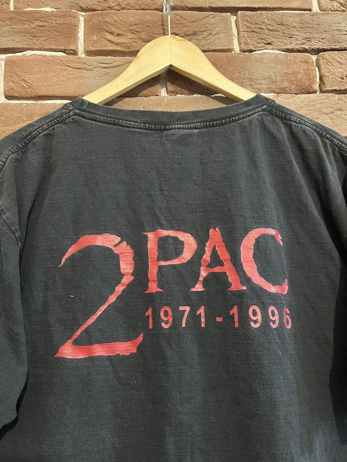 Band Tees Rare 2Pac Legends Live Forever Vintage Rap Band Tee Tupac 00 Size US XL / EU 56 / 4 - 4 Thumbnail