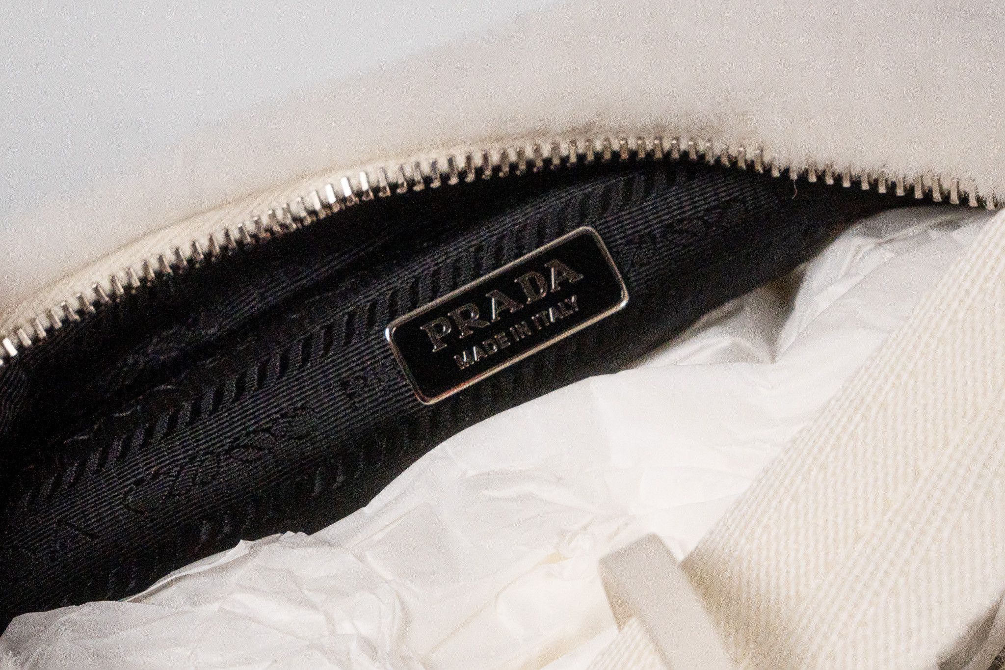 Prada Re-Edition 2000 shearling shoulder bag in white Size ONE SIZE - 7 Thumbnail