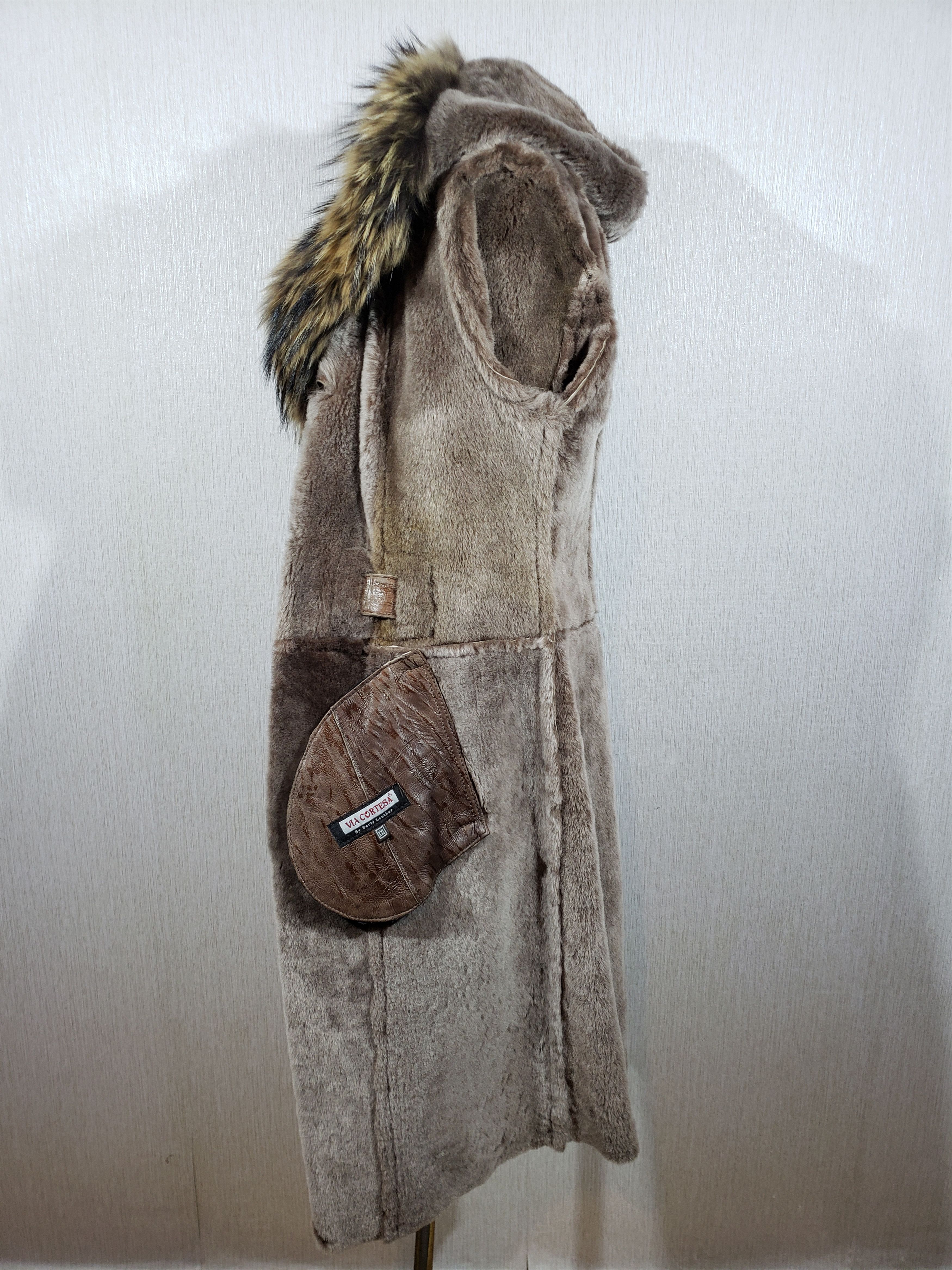 Other Stylish brown sheepskin coat with a warm hood. Size M / US 6-8 / IT 42-44 - 9 Thumbnail
