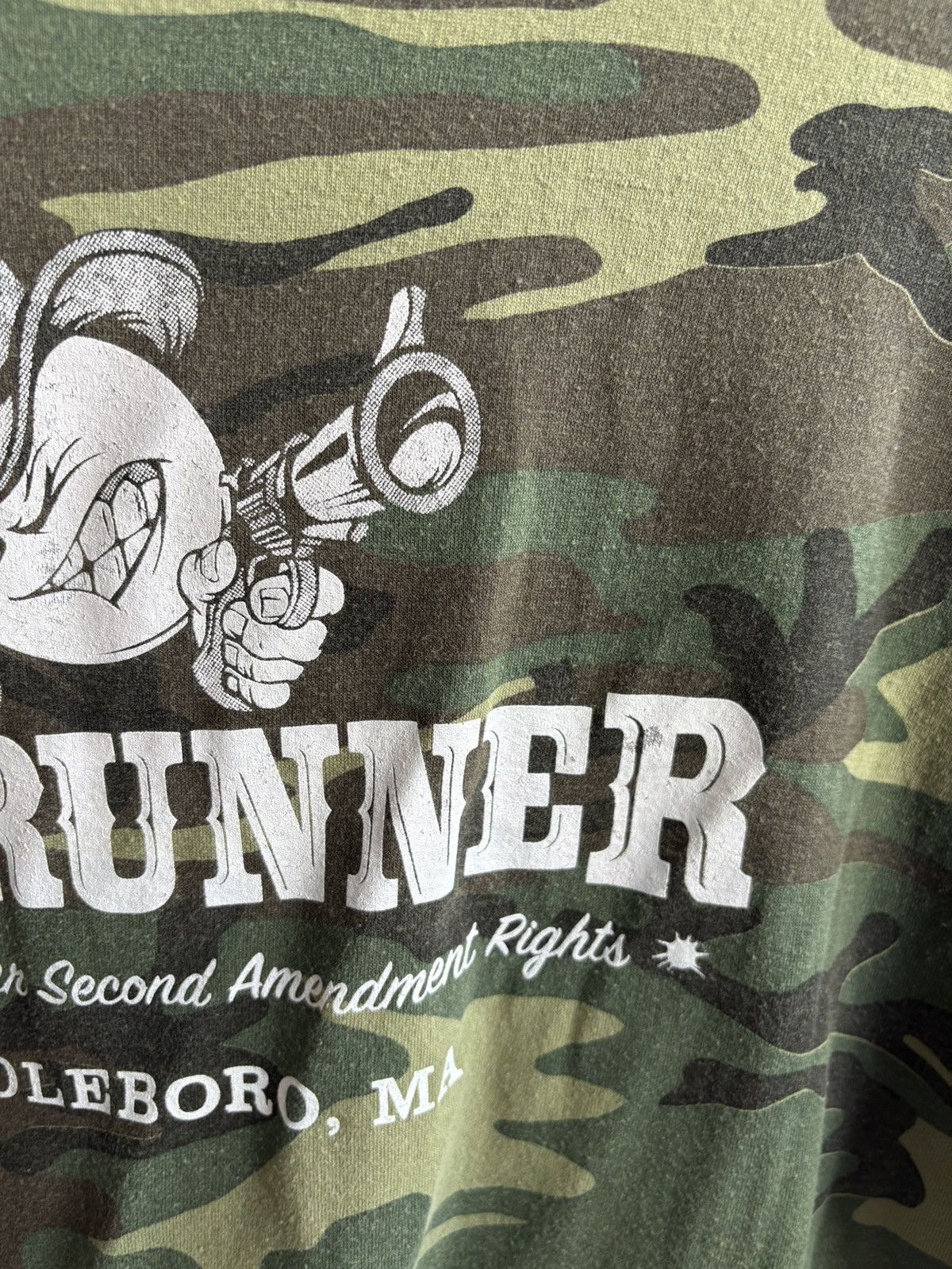 Vintage Vintage Streetwear 90s Faded Camo Gun Store T-shirt Size US L / EU 52-54 / 3 - 4 Thumbnail