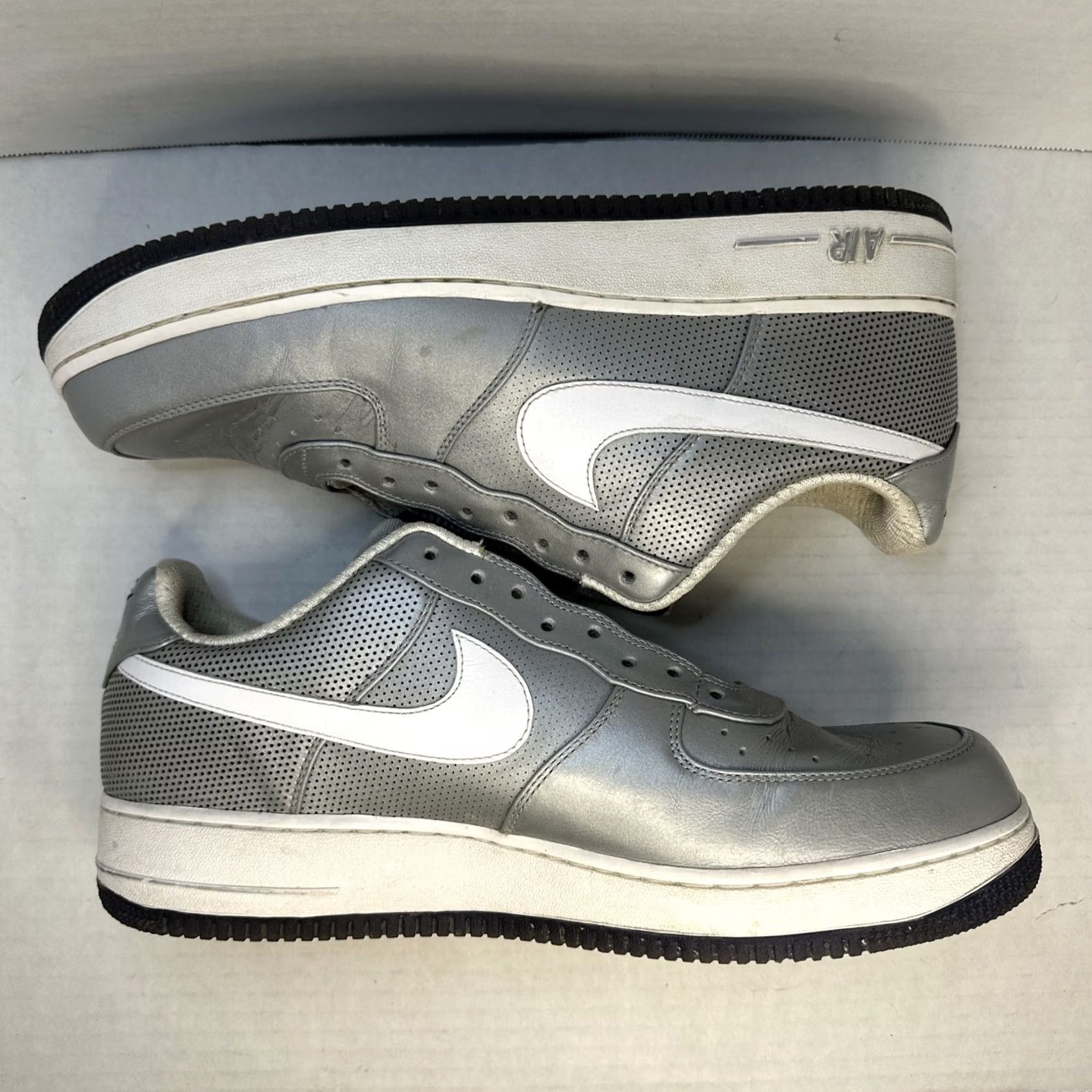 Nike Nike Air Force 1 Mens Low Top 14 Silver Futura 2009 318775-005 Vintage No Laces Rare Size US 14 / EU 47 - 7 Thumbnail