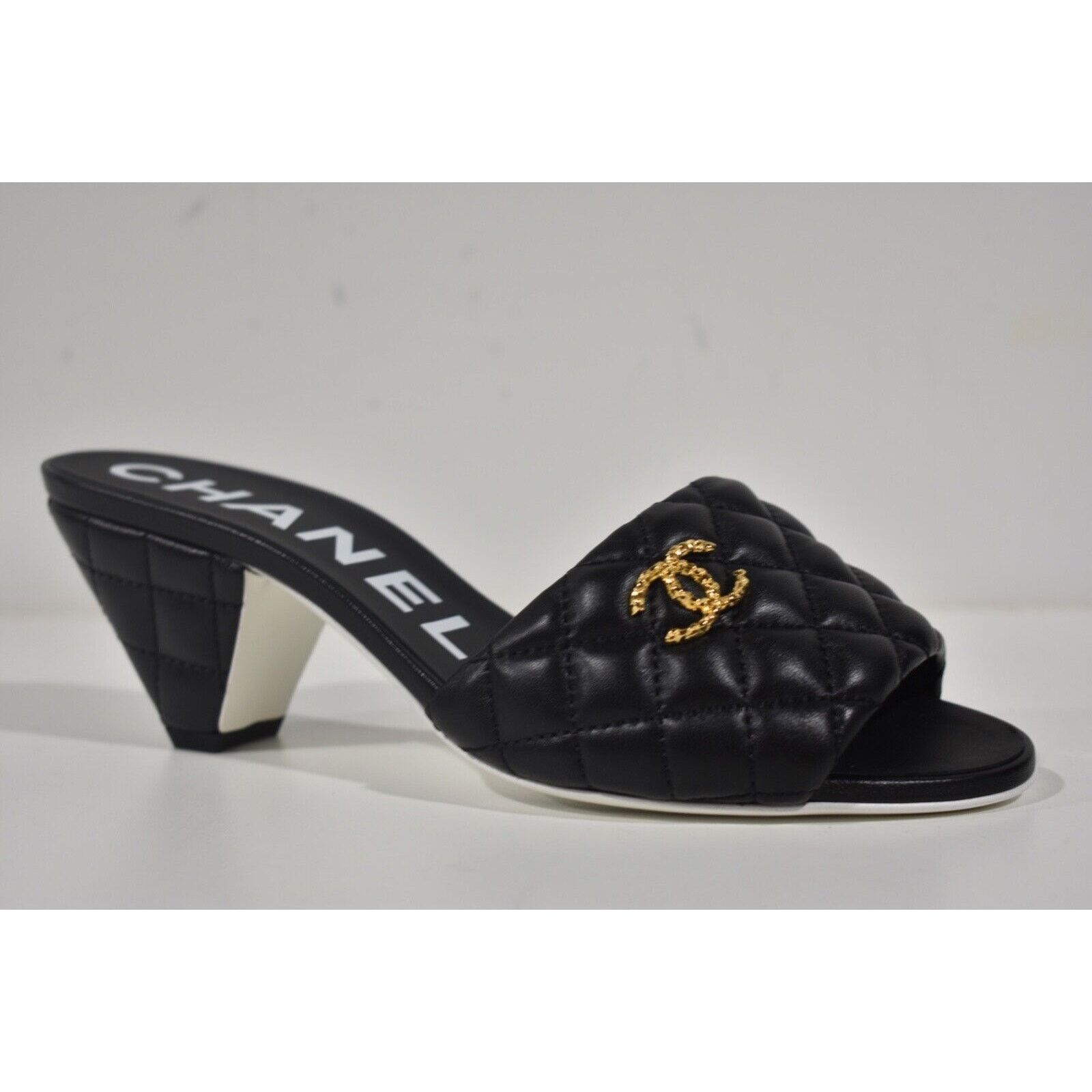 Chanel Chanel Quilted CC Gold Logo Cone Heel Mule Slide Sandal 37 Size US 7 / IT 37 - 5 Thumbnail