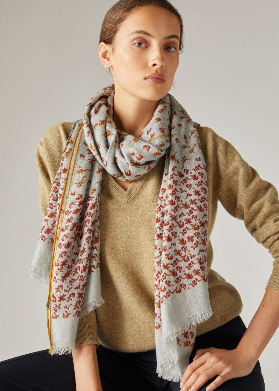 o1srvl11e0624 Size: OS / FAM8827 Grande Wildflower Stole