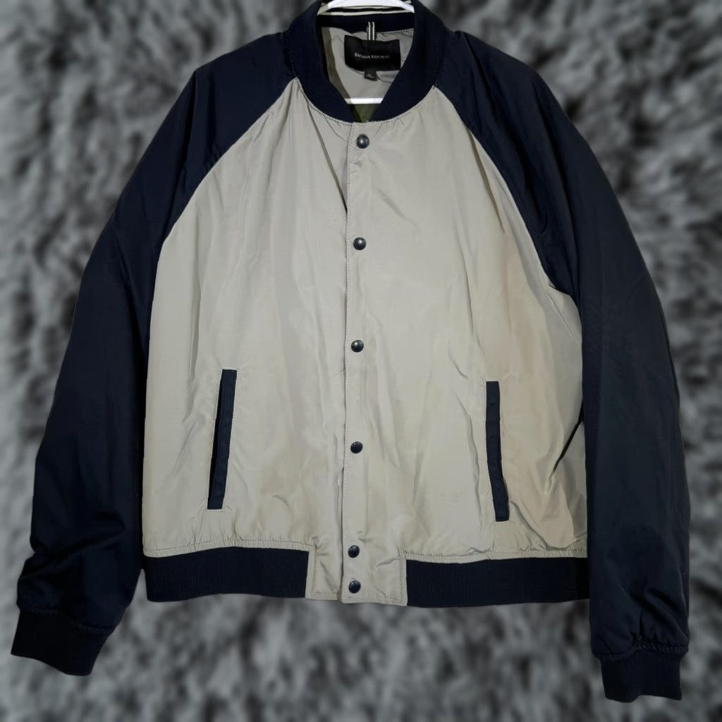 Banana Republic Banana Republic Jacket Mens XL Gray Navy Blue Bomber Varsity Snap Front Snaps Front Lined Pockets Lightweight Regular Softshell Size US XL / EU 56 / 4 - 1 Thumbnail
