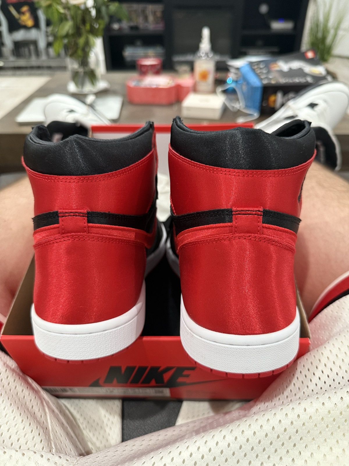 Jordan Brand Air Jordan 1 Satin Bred WMNS Size US 12 / IT 42 - 4 Thumbnail