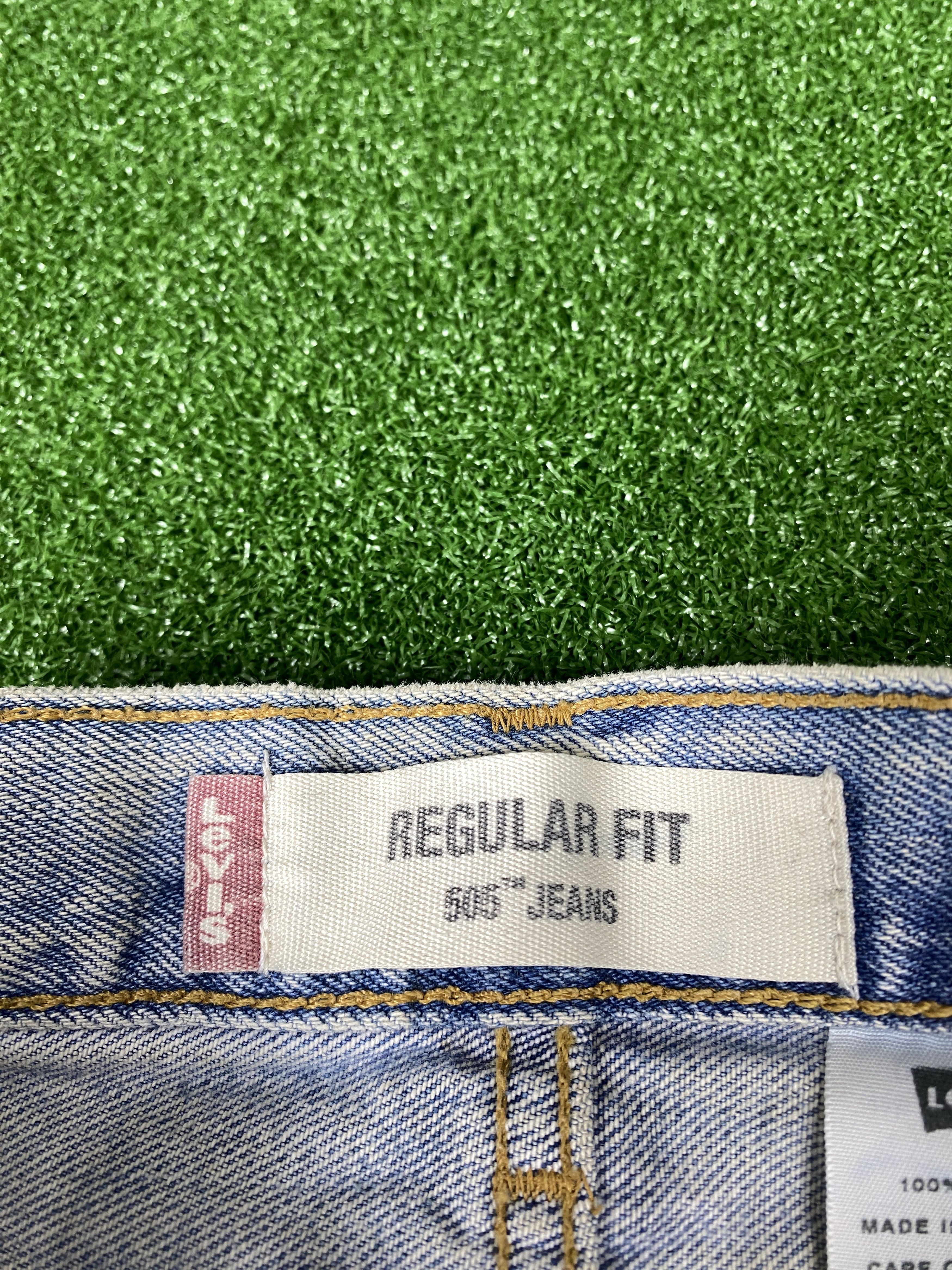Levi's × Vintage Vintage Levi's 505 Distressed Denim Mid wash Jeans Size US 31 - 13 Thumbnail