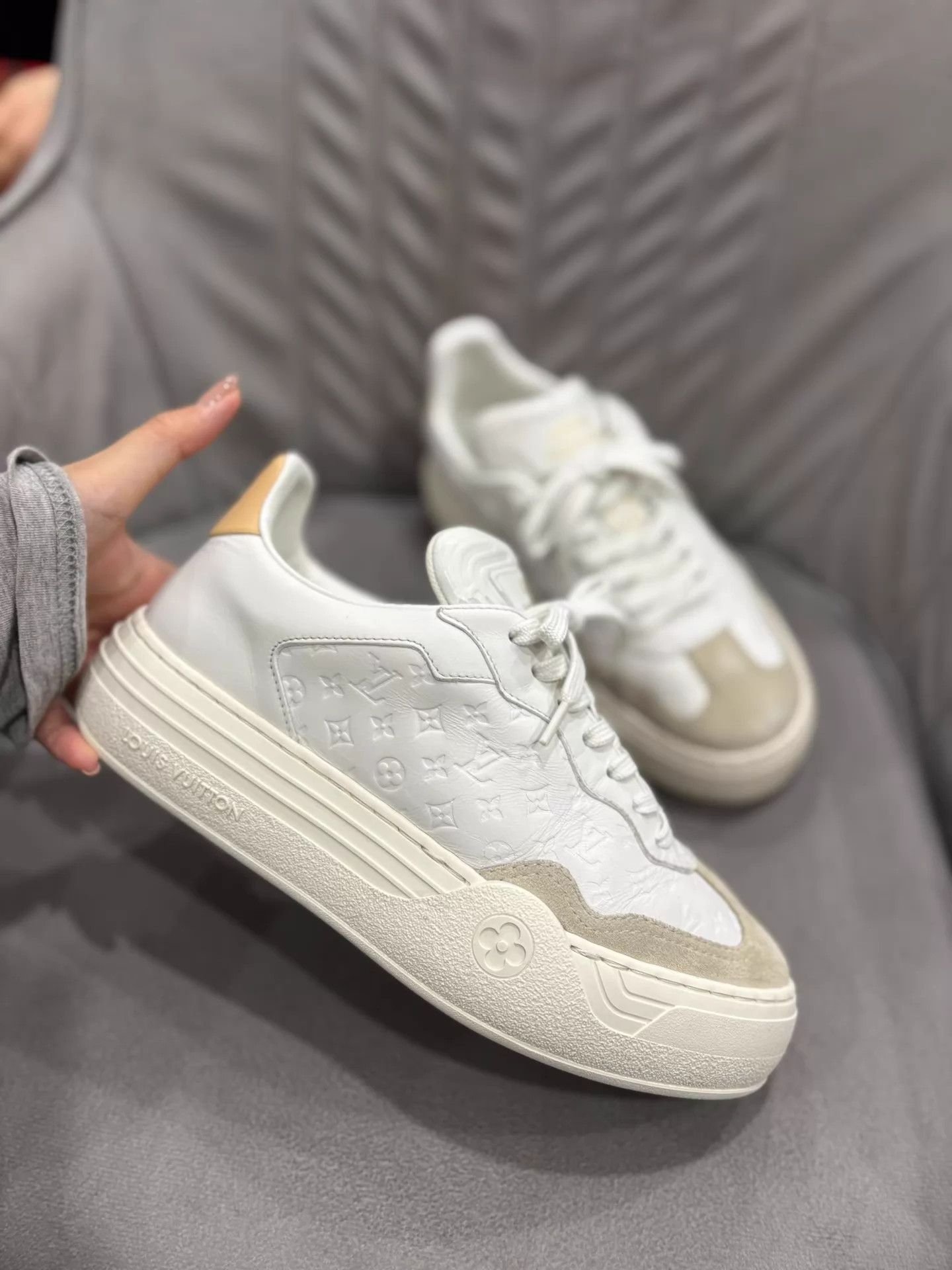 Louis Vuitton LV 25 Embossed Logo Platform Leather Wht Sneakers 99N 36.5 Size US 6 / IT 36 - 2 Thumbnail